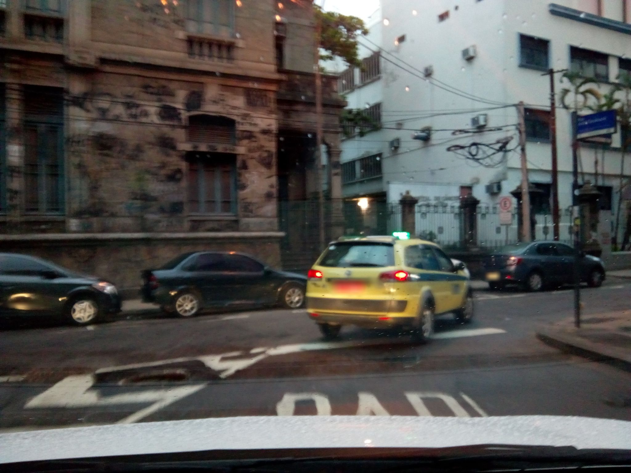 Street-level view near Ed. Duque de Rezende, Centro