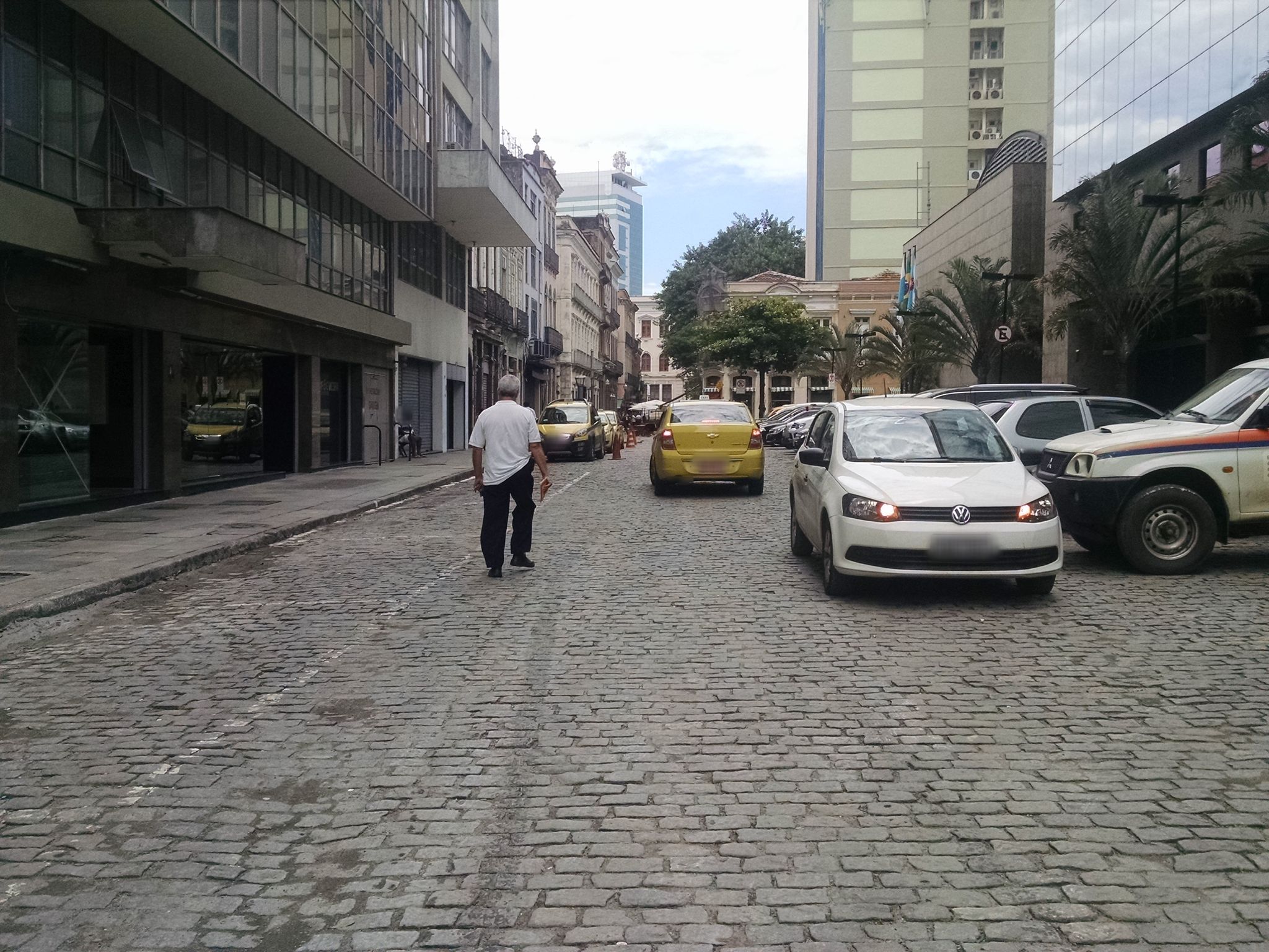 Street-level view near Ed. Ent. David Sessim, Centro