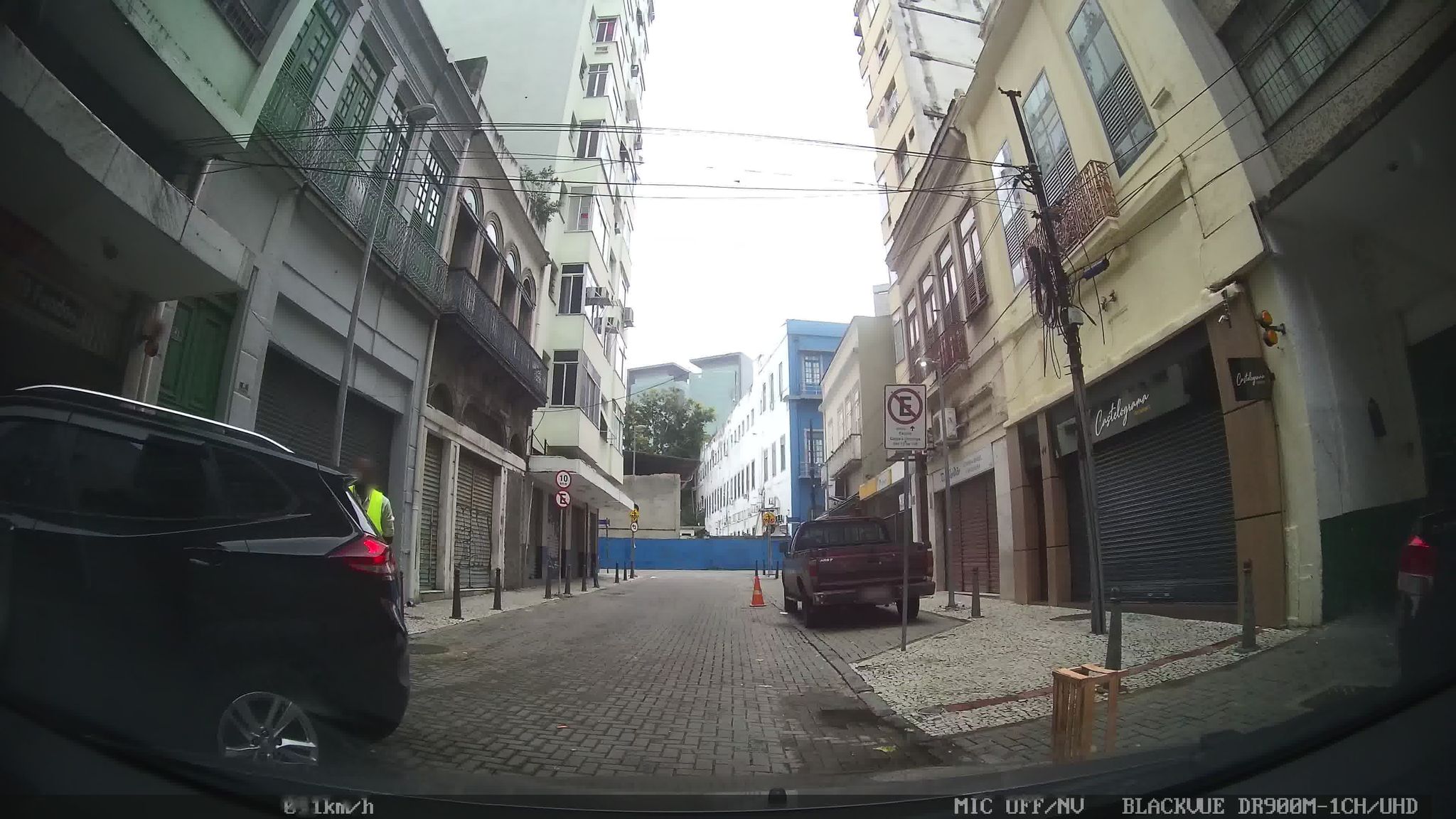 Street-level view near Ed. Evaristo da Veiga, Santa Teresa