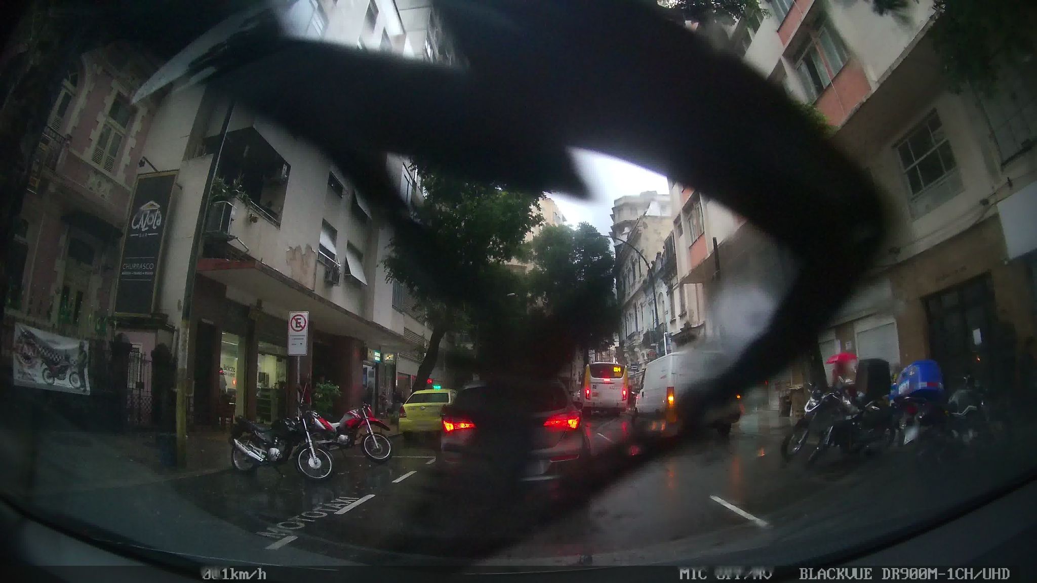 Street-level view near Ed. Gomes Freire, Centro