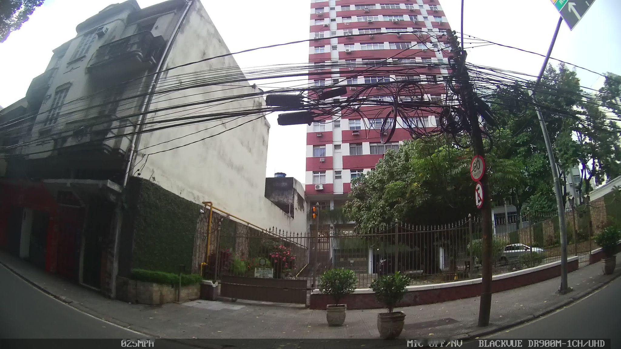 Street-level view near Ed. Ione, Botafogo