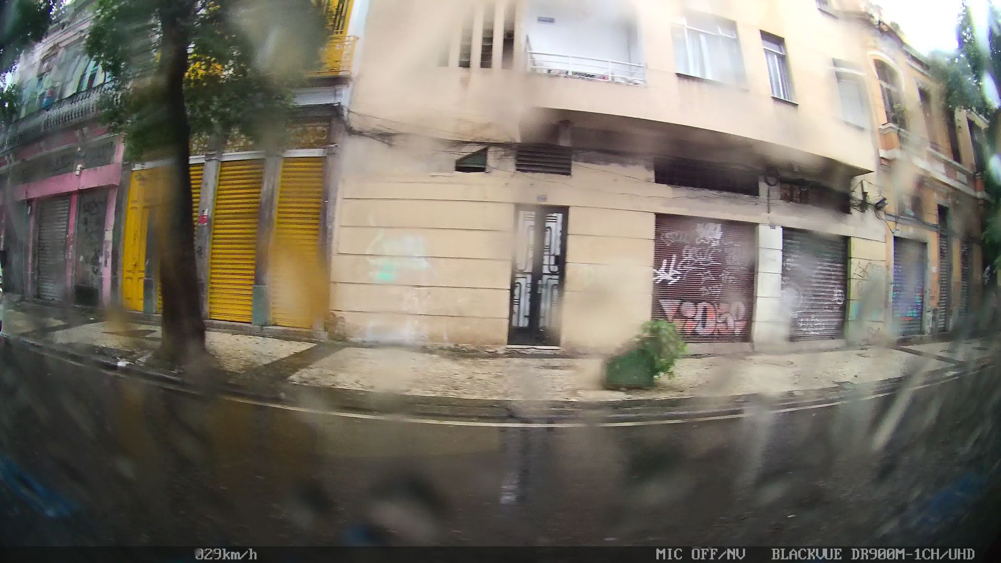 Street-level view near Ed. Jacarau, Centro