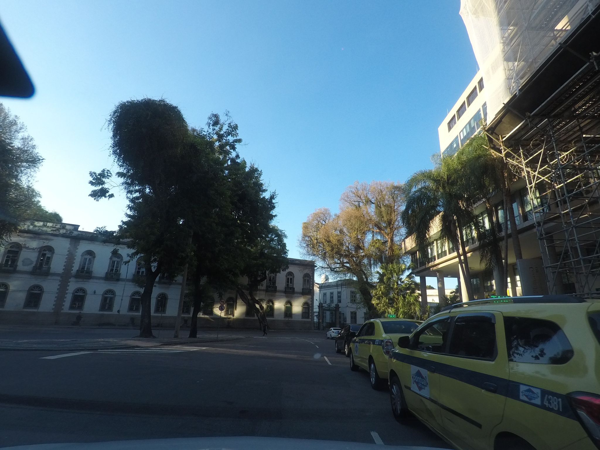 Street-level view near Ed. Janavarro, Centro