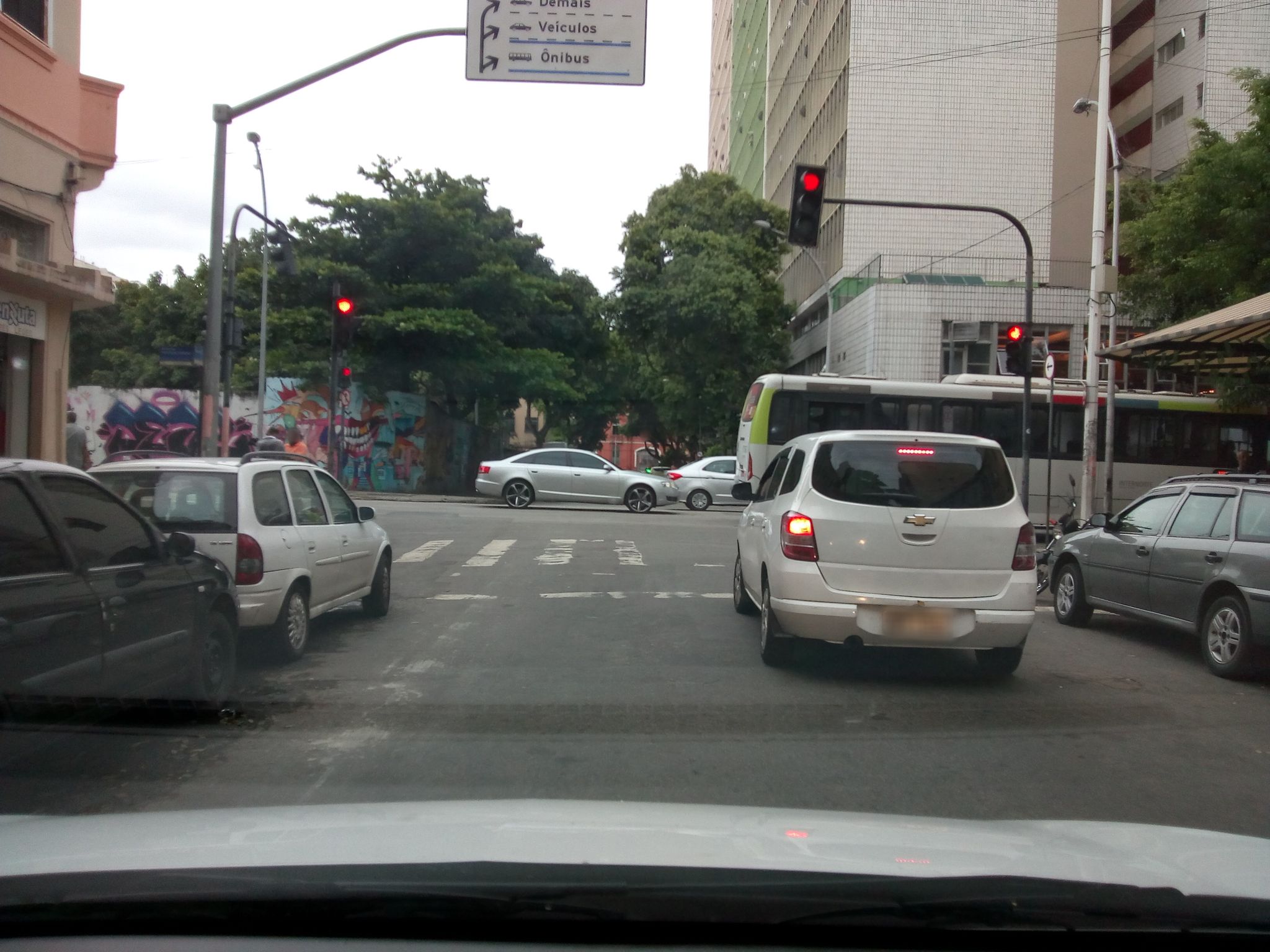 Street-level view near Ed. Japeri, Santa Teresa
