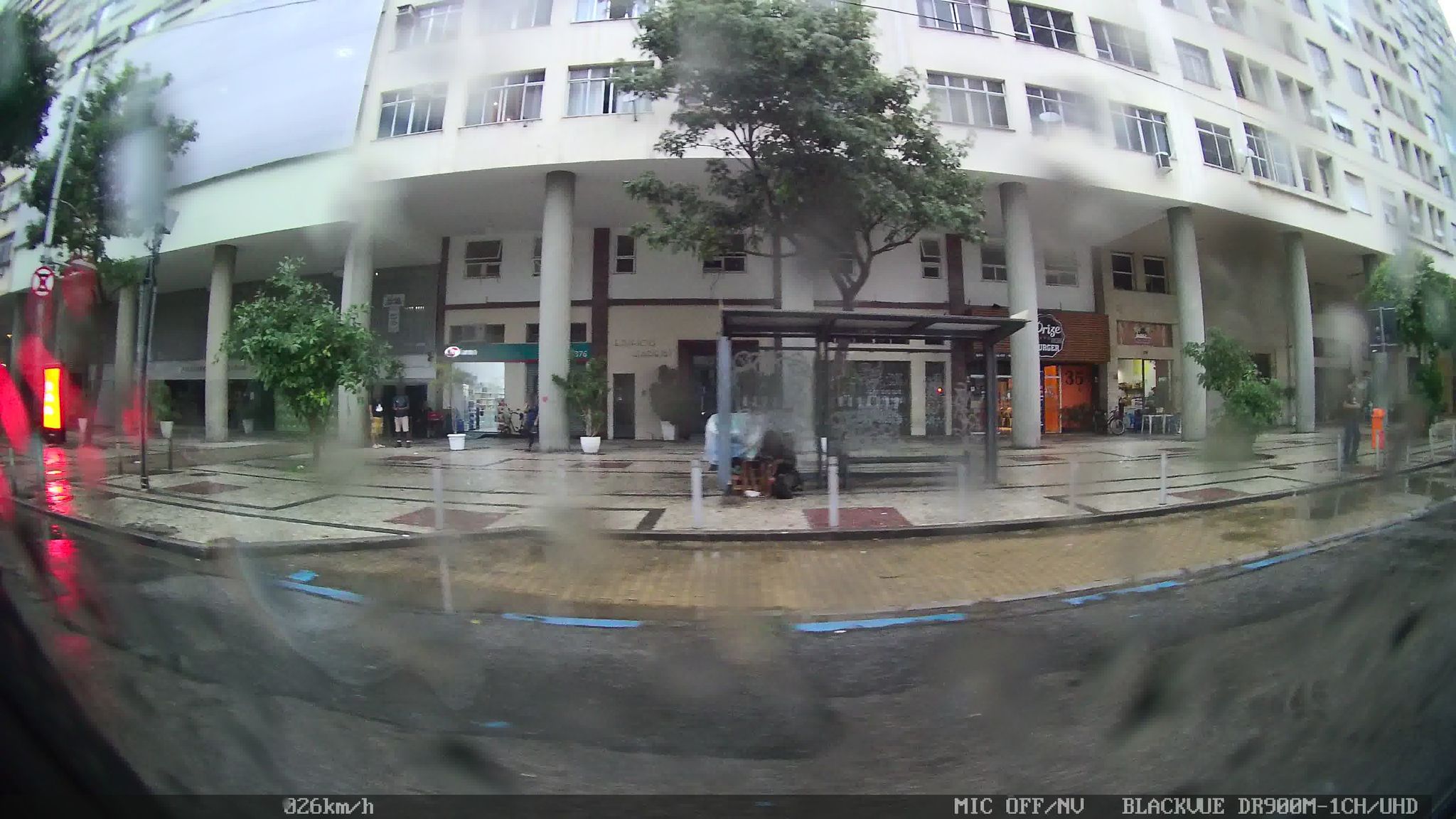 Street-level view near Ed. Japeri, Centro