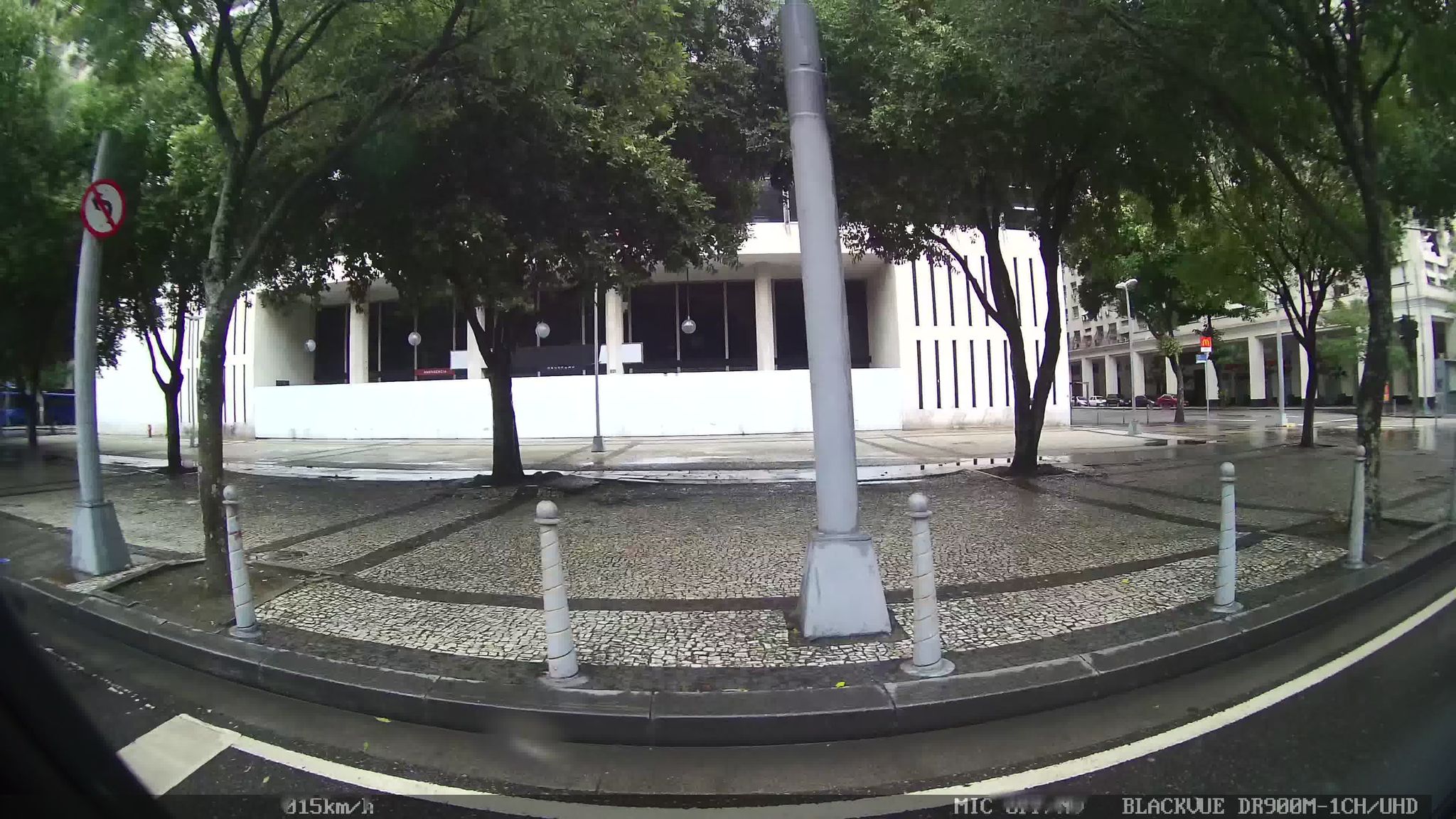 Street-level view near Ed. Jockey Club Brasileiro, Centro
