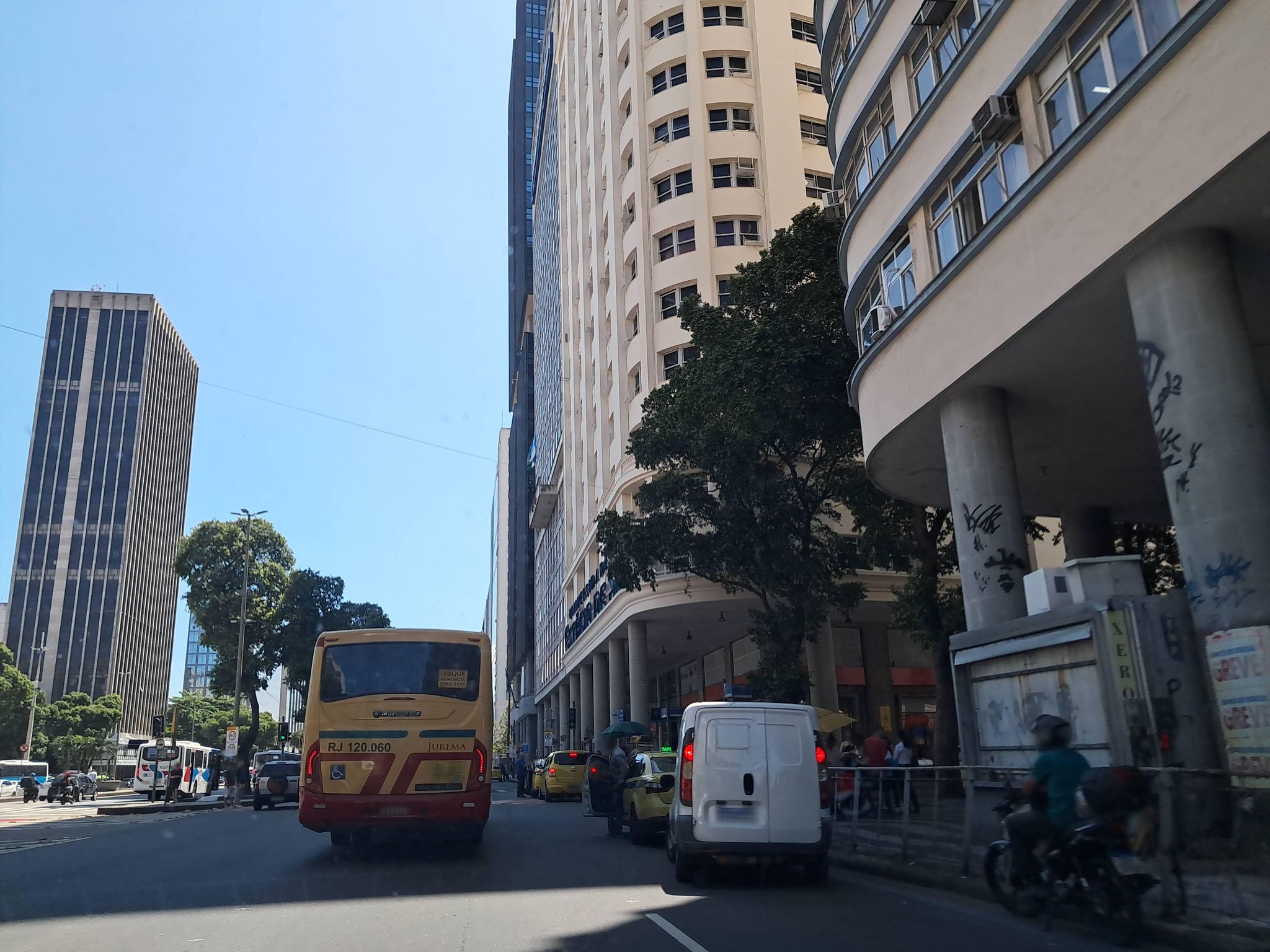Street-level view near Ed. Lisboa, Centro