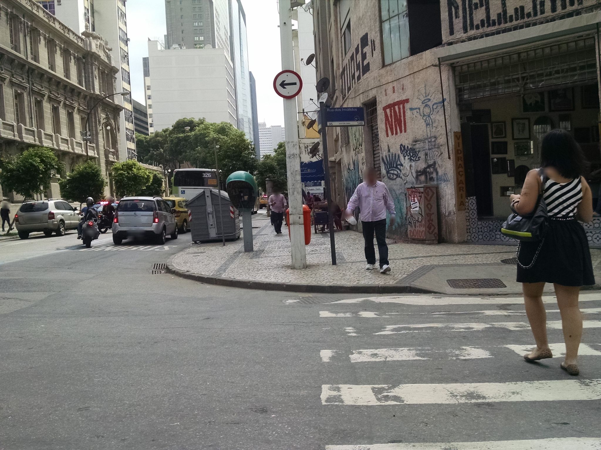 Street-level view near Ed. Lopa Moneis, Centro