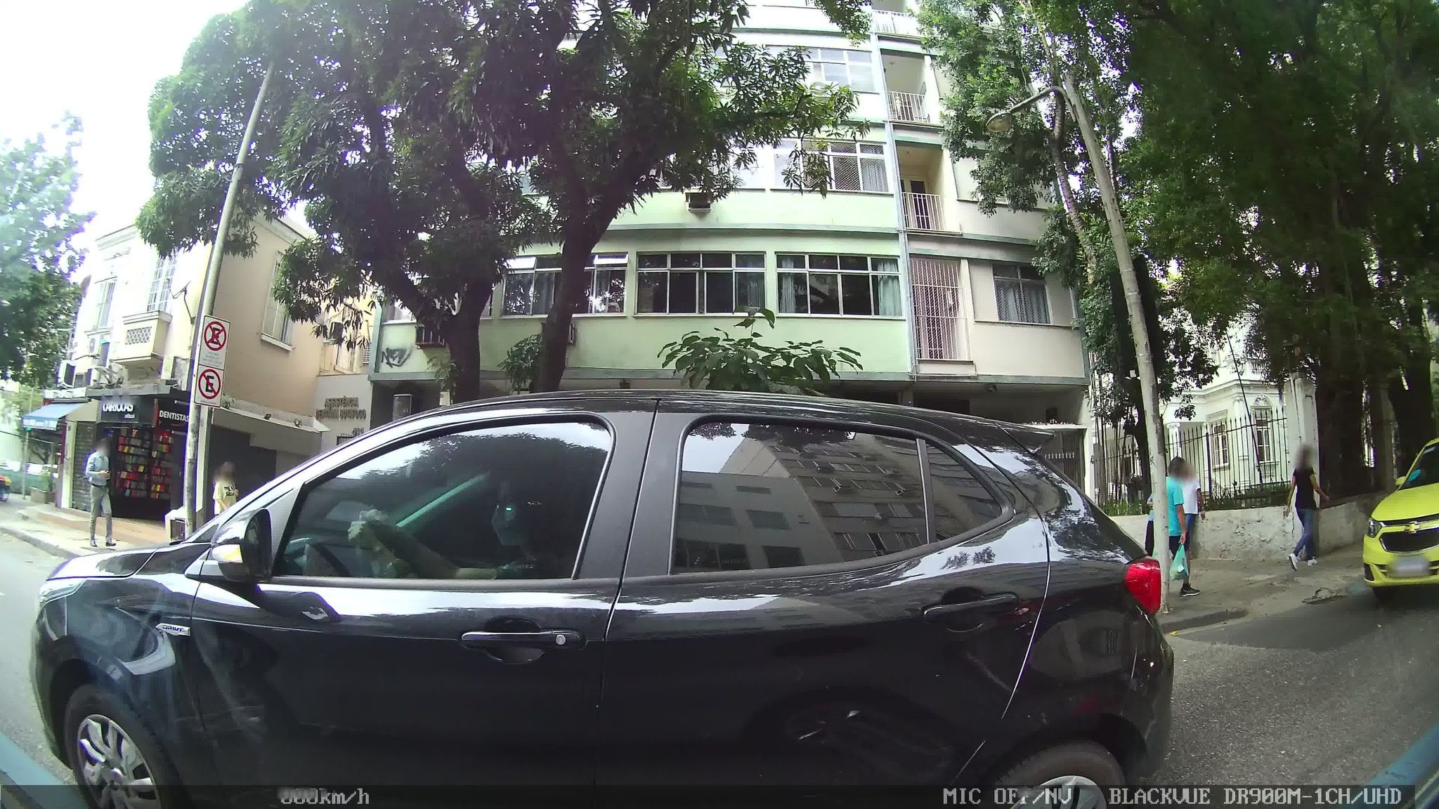 Street-level view near Ed. Miguel W. Monteira, Botafogo