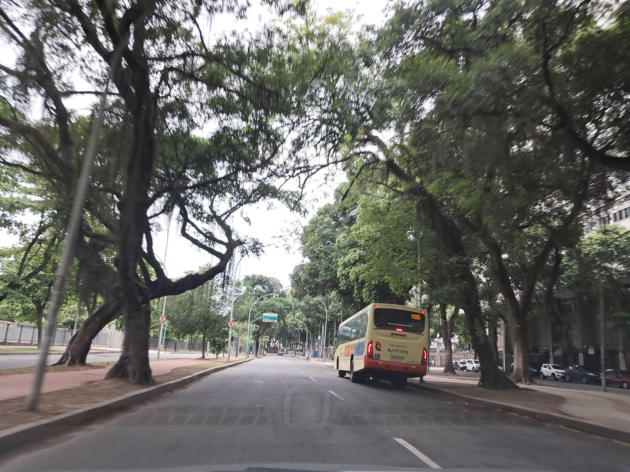 Street-level view near Ed. Nathalia, Glória