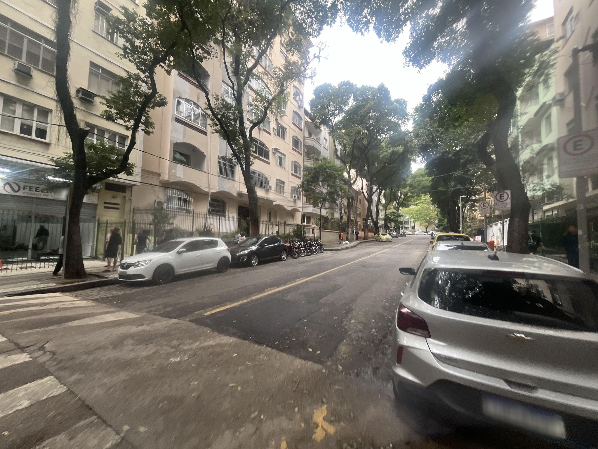 Street-level view near Ed Ns de Fatima, Centro