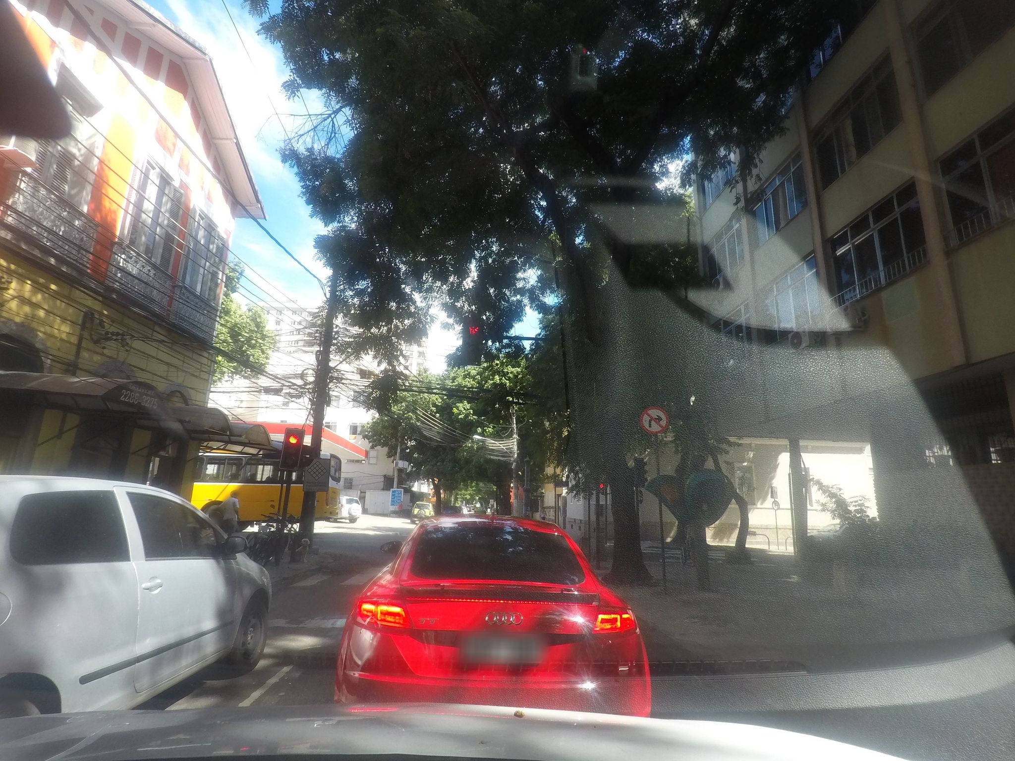 Street-level view near Ed. Olympus, Botafogo