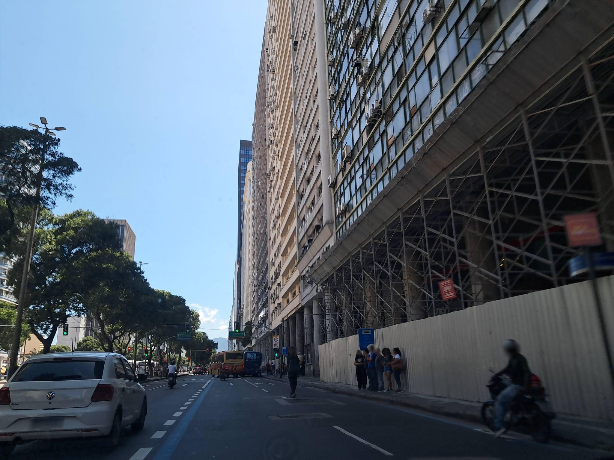 Street-level view near Ed. Palácio Mercantil, Centro