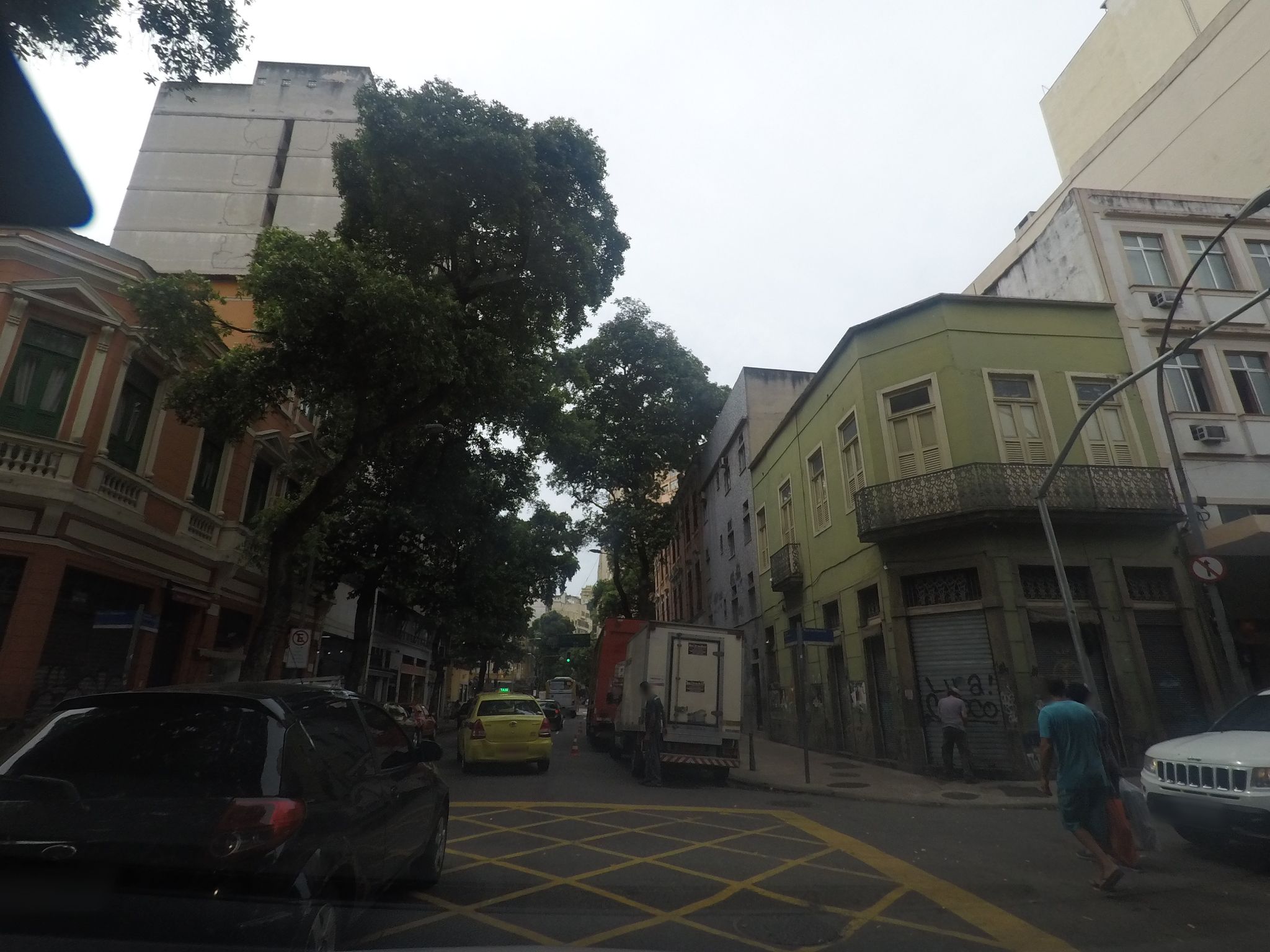 Street-level view near Ed. Portal da Lapa, Centro