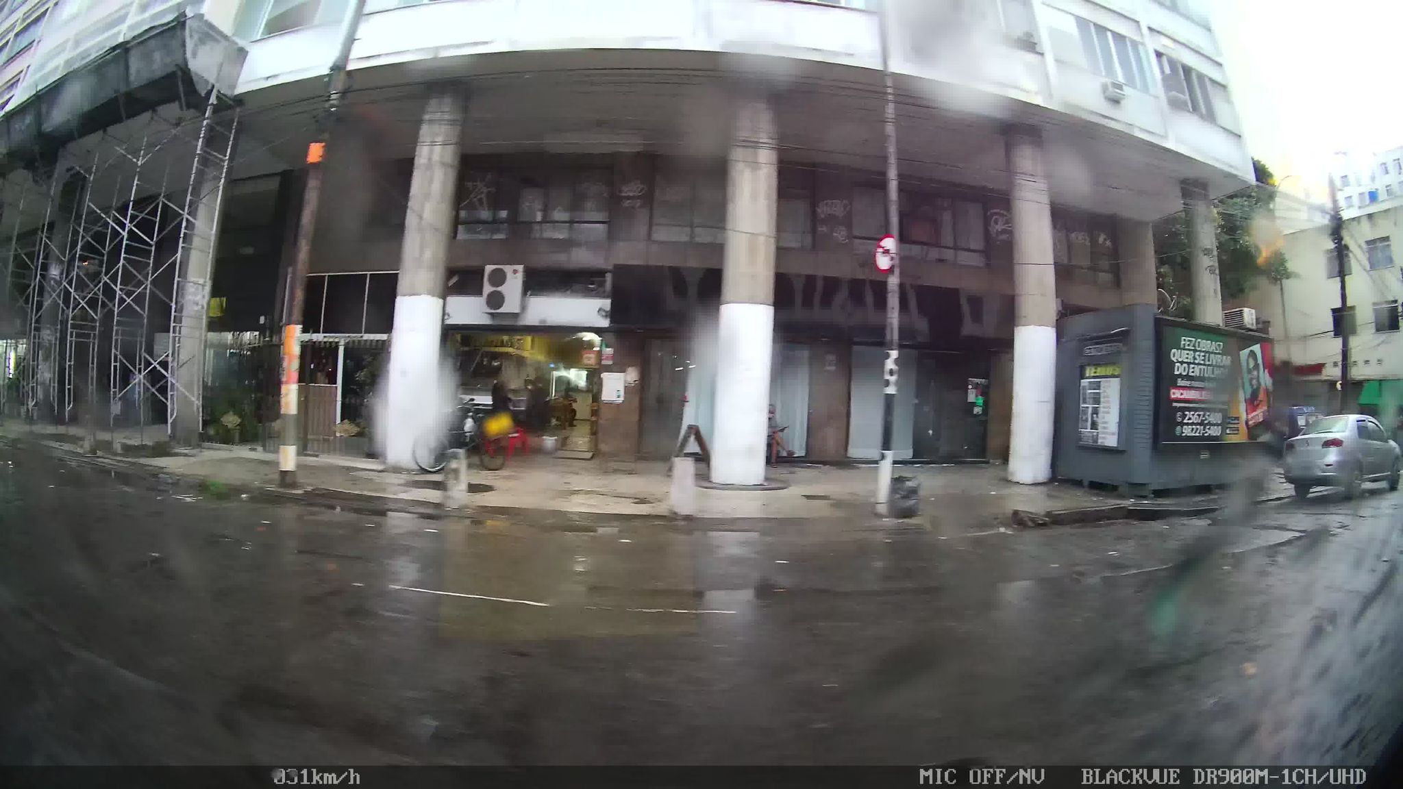 Street-level view near Ed. Presidente Weitzman, Centro