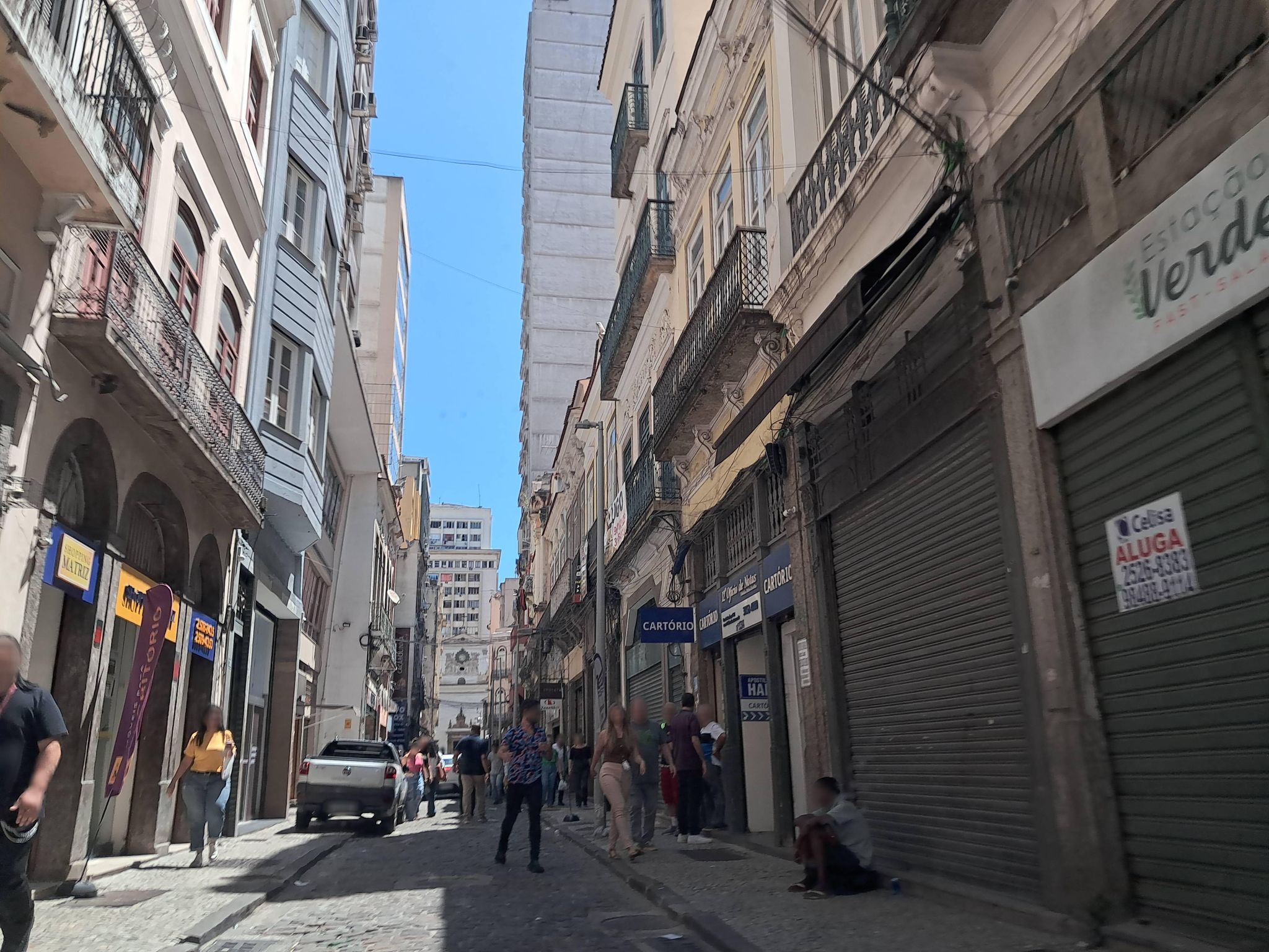Street-level view near Ed. Raul Campos, Centro