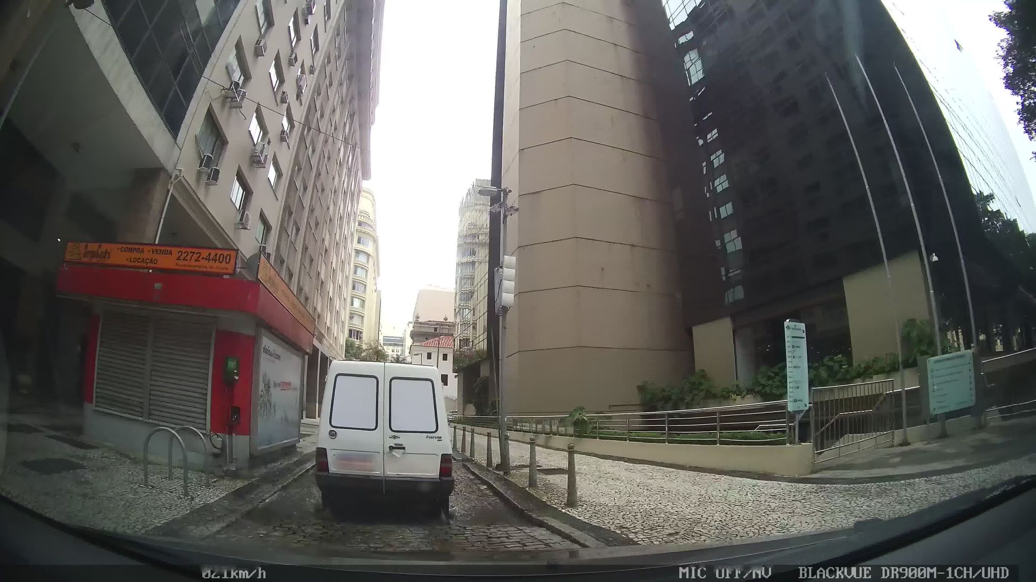 Street-level view near Ed. Rio Dourado, Centro