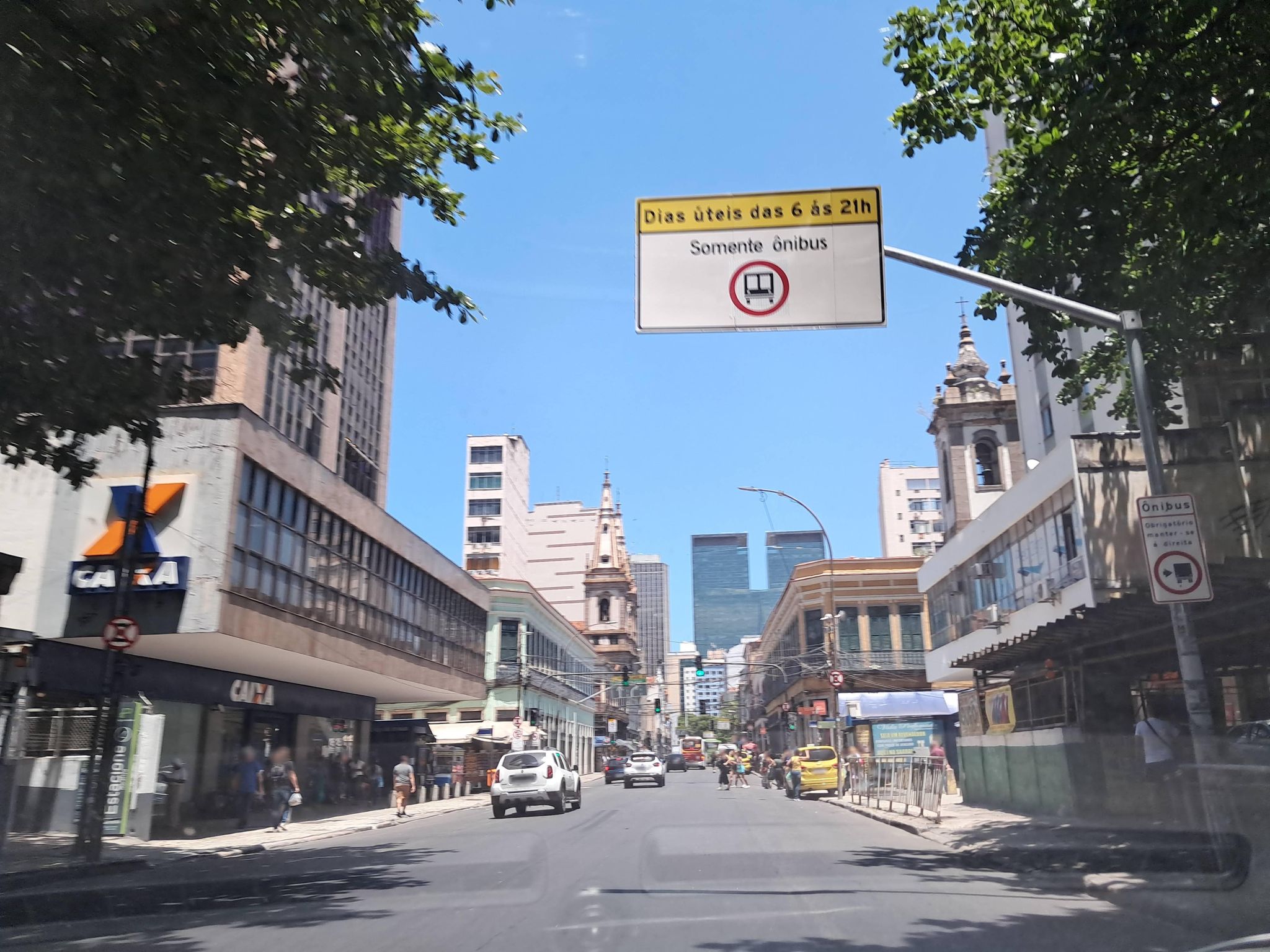 Street-level view near Ed. Salomão, Centro