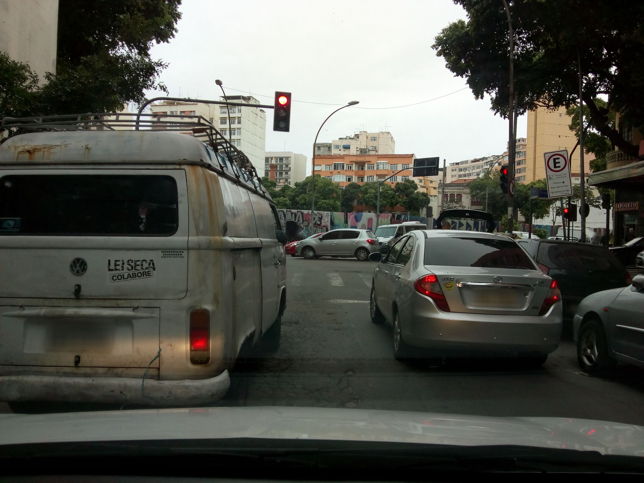 Street-level view near Ed. Santa Rita de Cássia, Centro