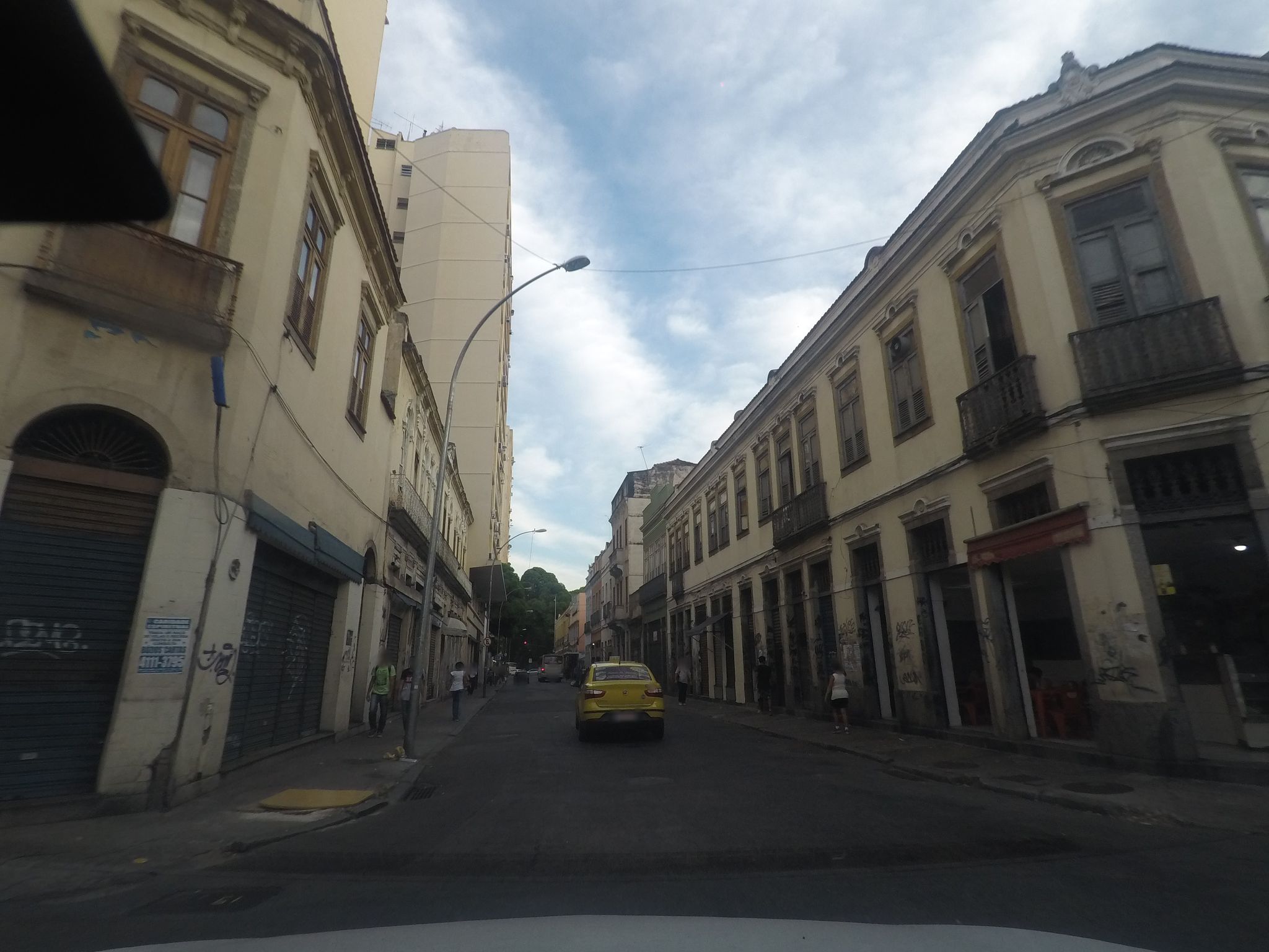 Street-level view near Ed. Senatus, Centro