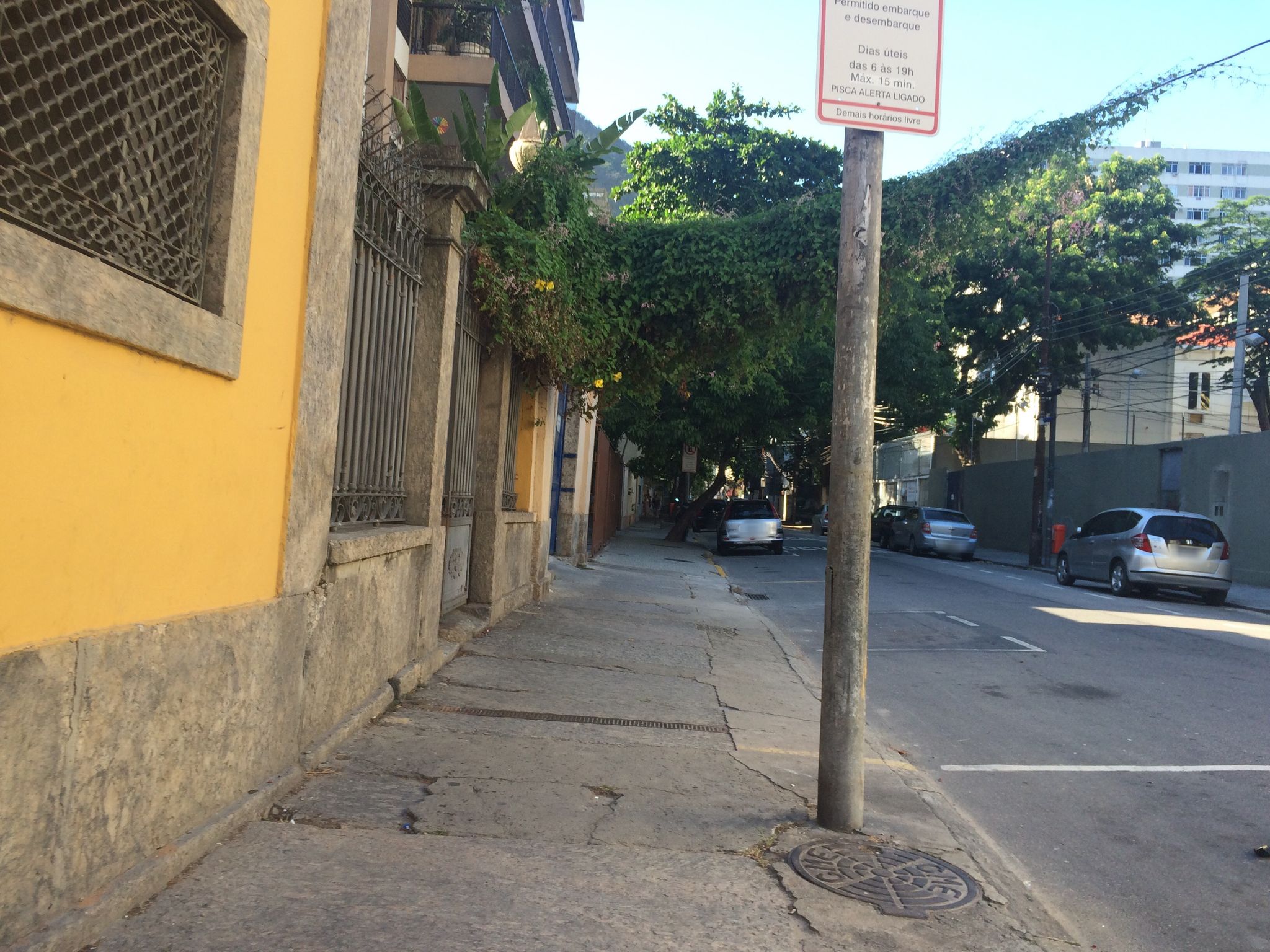 Street-level view near Ed. Sergio Rocha, Botafogo