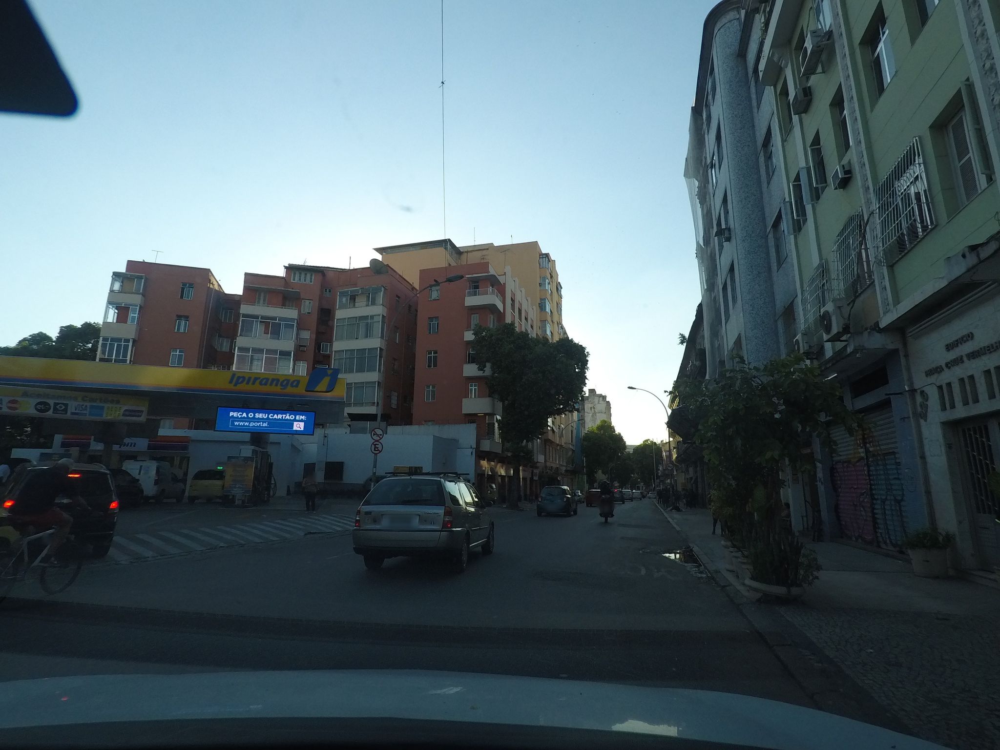 Street-level view near Ed. Torre Daveiro, Centro