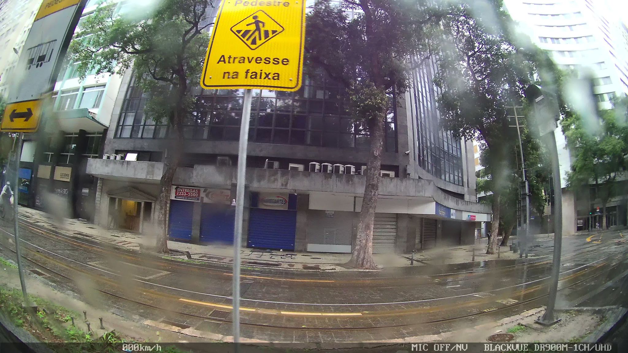 Street-level view near Ed. União Mercantil, Glória
