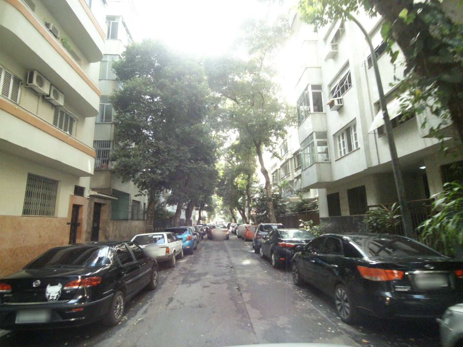 Street-level view near Ed União, Catete