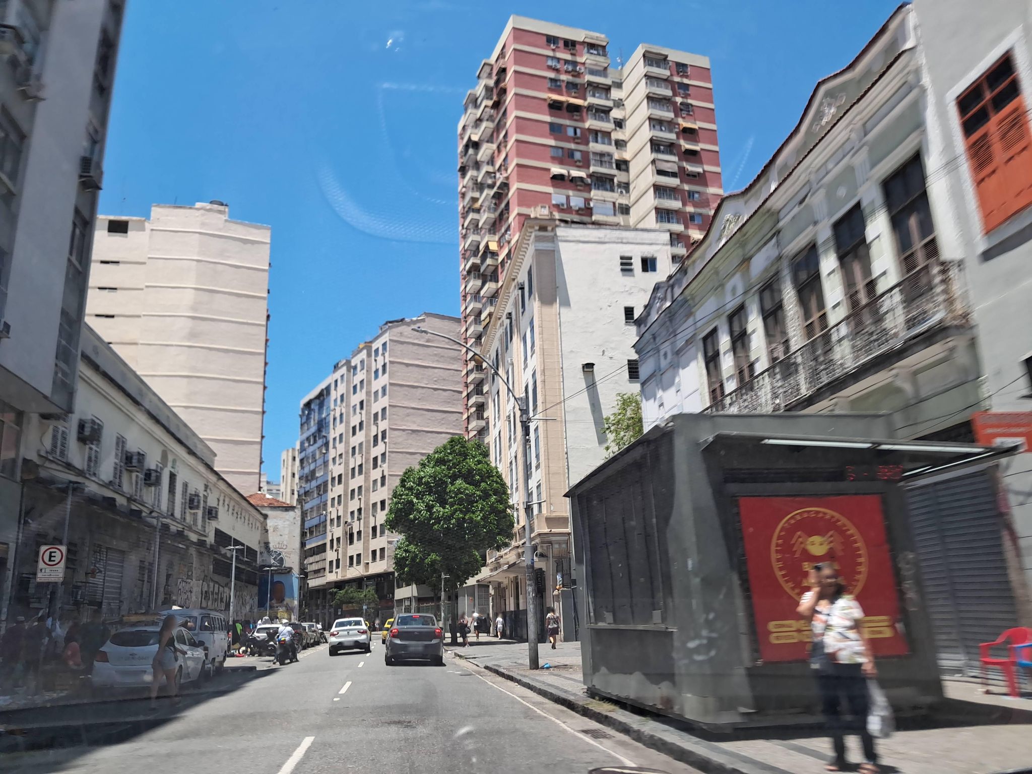 Street-level view near Ed. Van Riachuelo, Centro