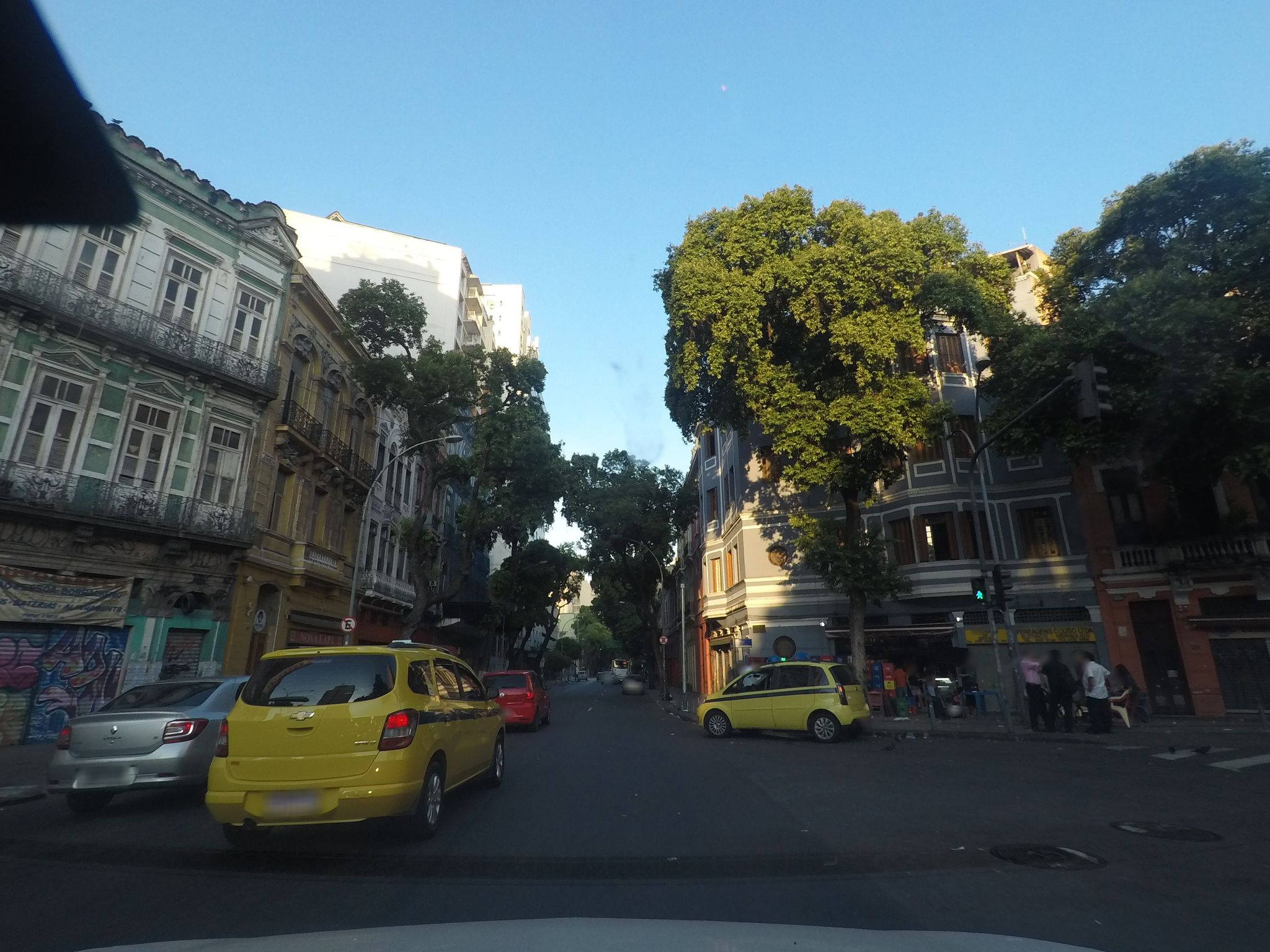 Street-level view near Ed. Vasconcelos, Centro