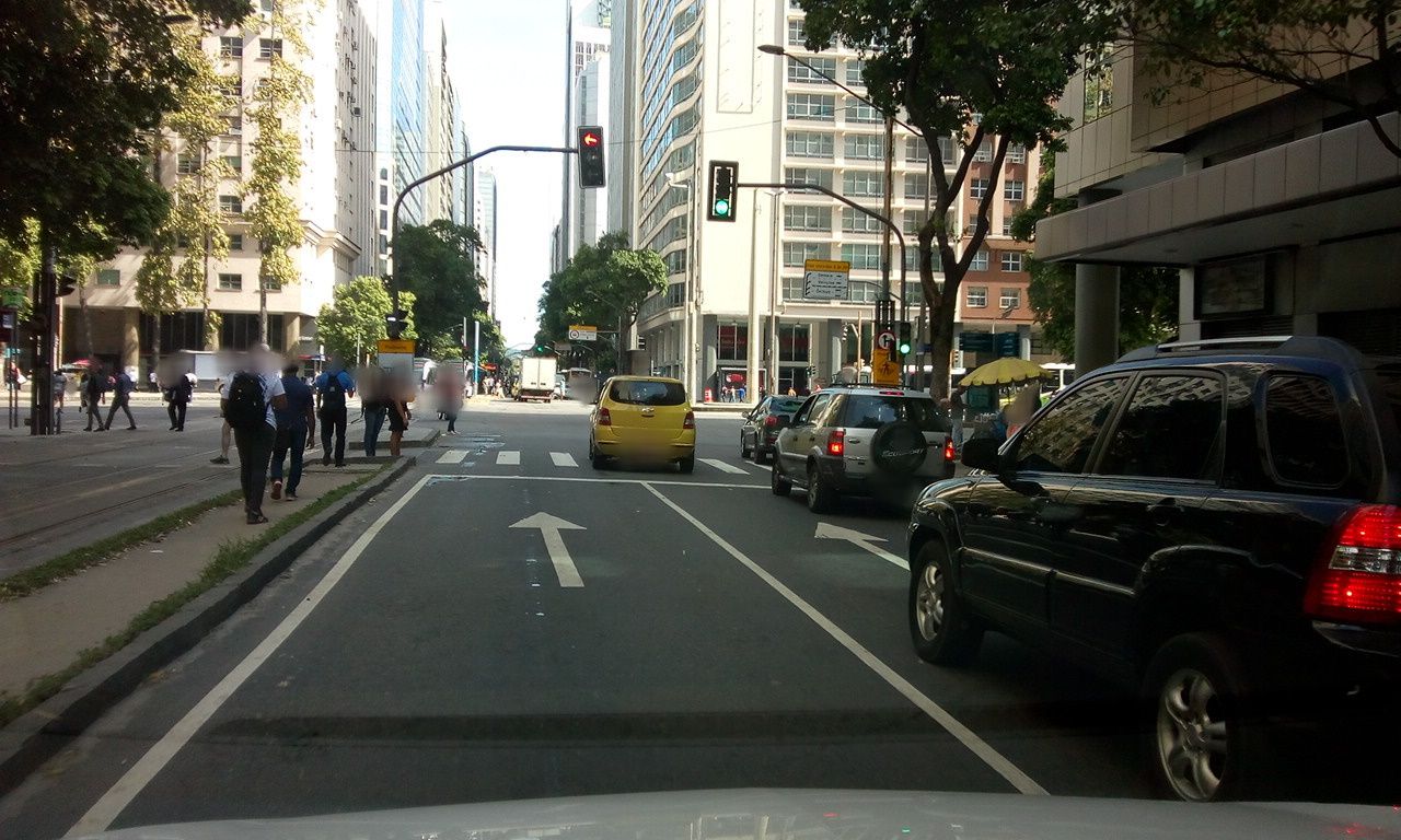 Street-level view near Ed. Visconde de Itaborai, Glória