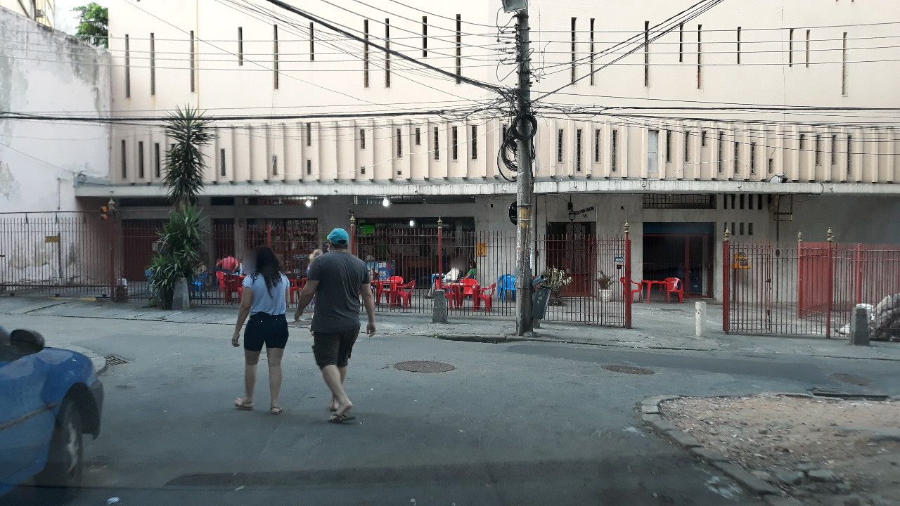 Street-level view near Ed. Voltaire, Glória