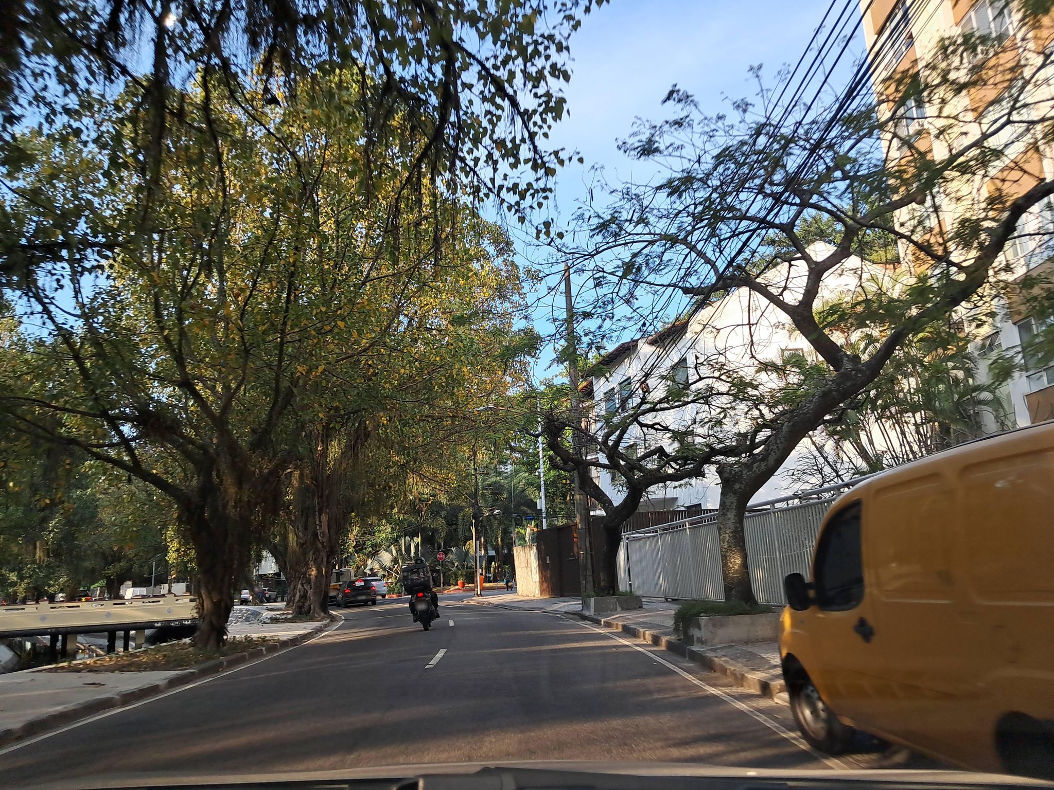 Street-level view near Edelweiss, Gávea