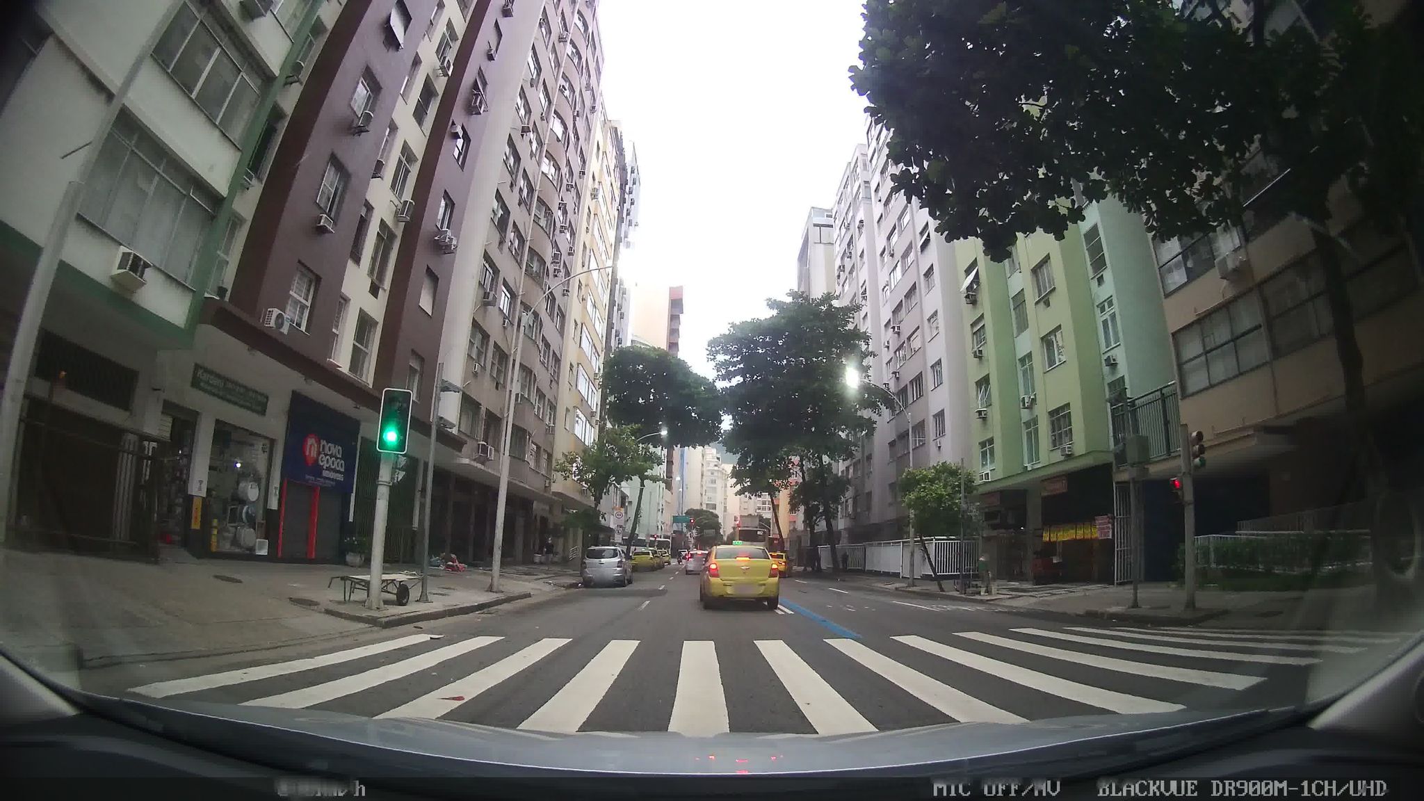 Street-level view near Edficio Mecejana, Copacabana