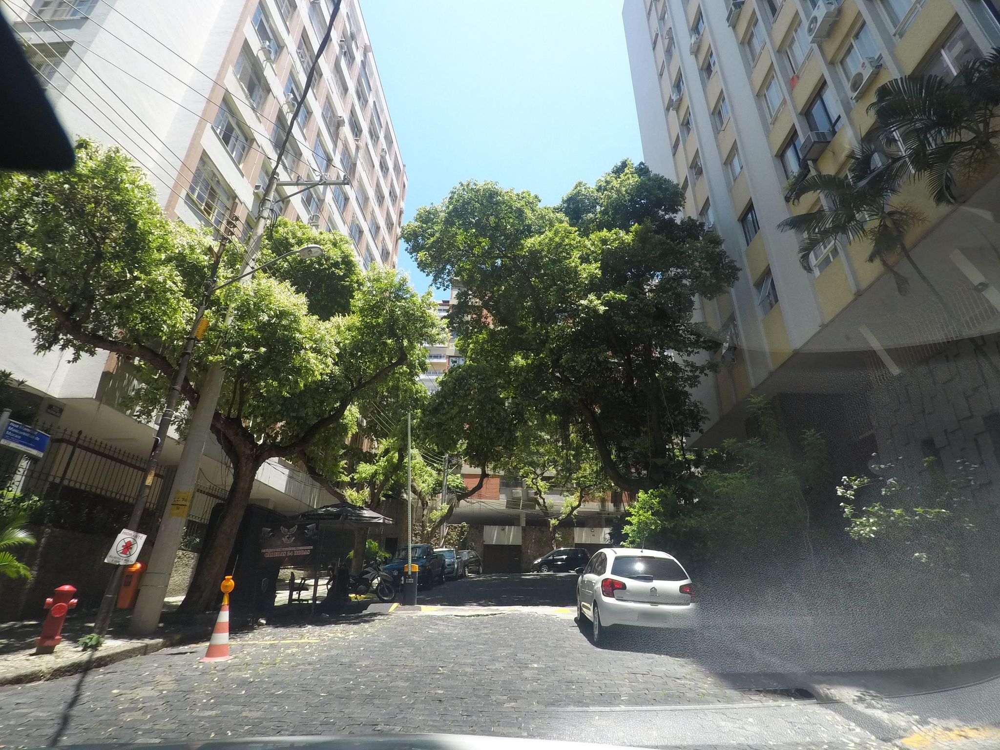 Street-level view near Edficio Serra Negra, Copacabana
