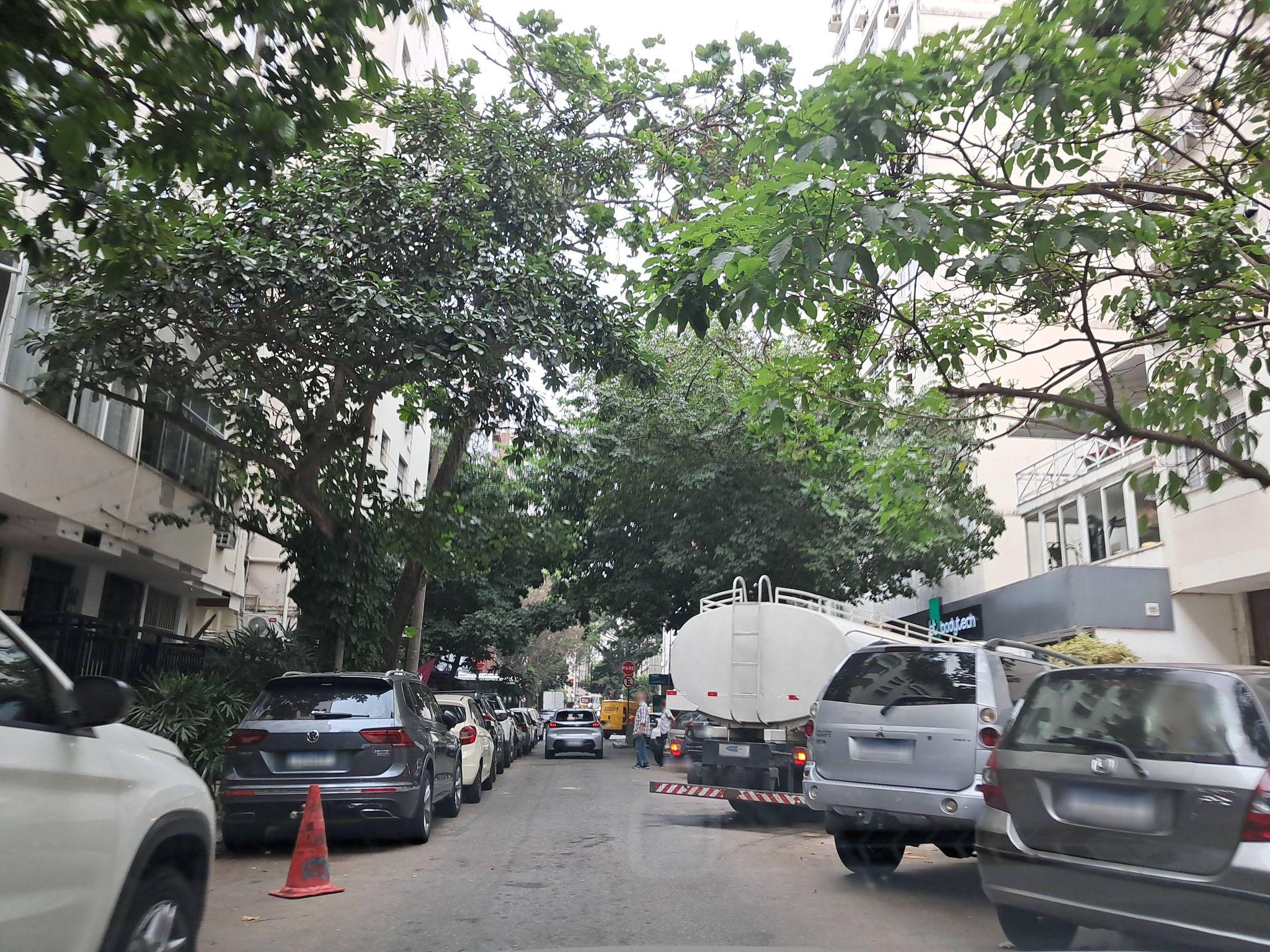 Street-level view near Edifício 16 de Outubro, Ipanema