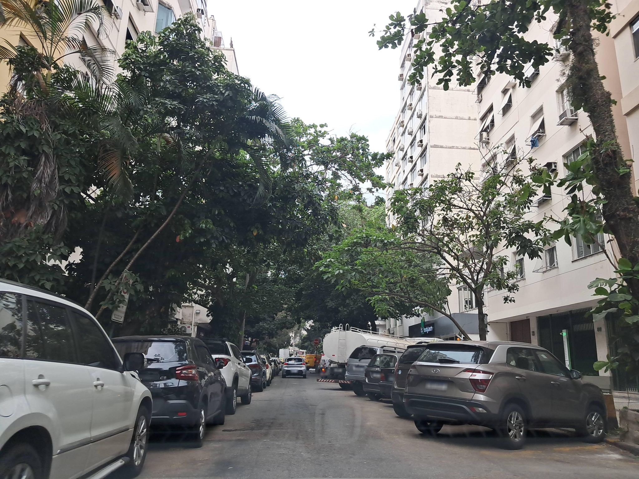 Street-level view near Edifício 16 de Outubro, Copacabana