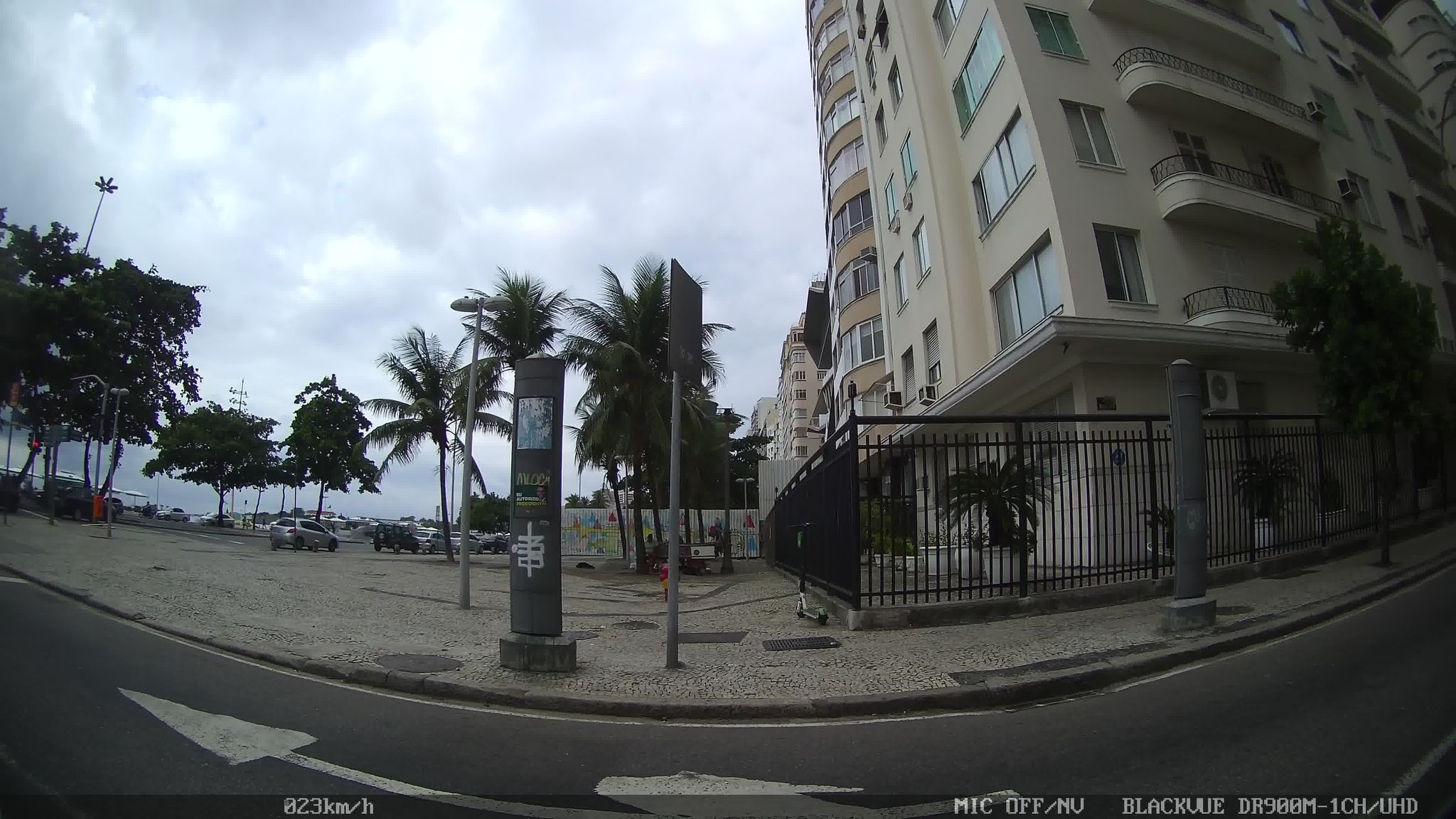 Street-level view near Edifício 19 de Janeiro, Copacabana