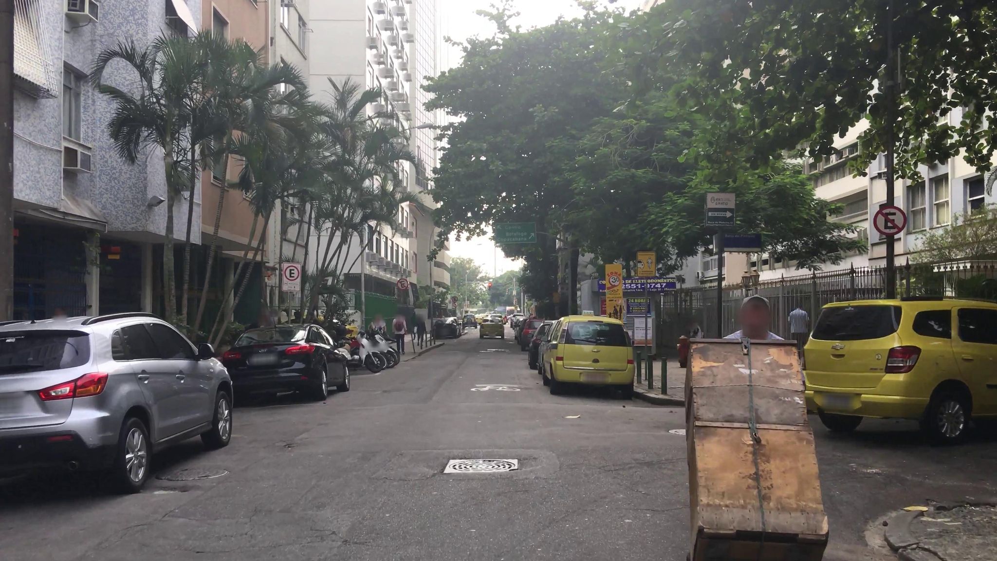 Street-level view near Edifício 9 de Julho, Flamengo