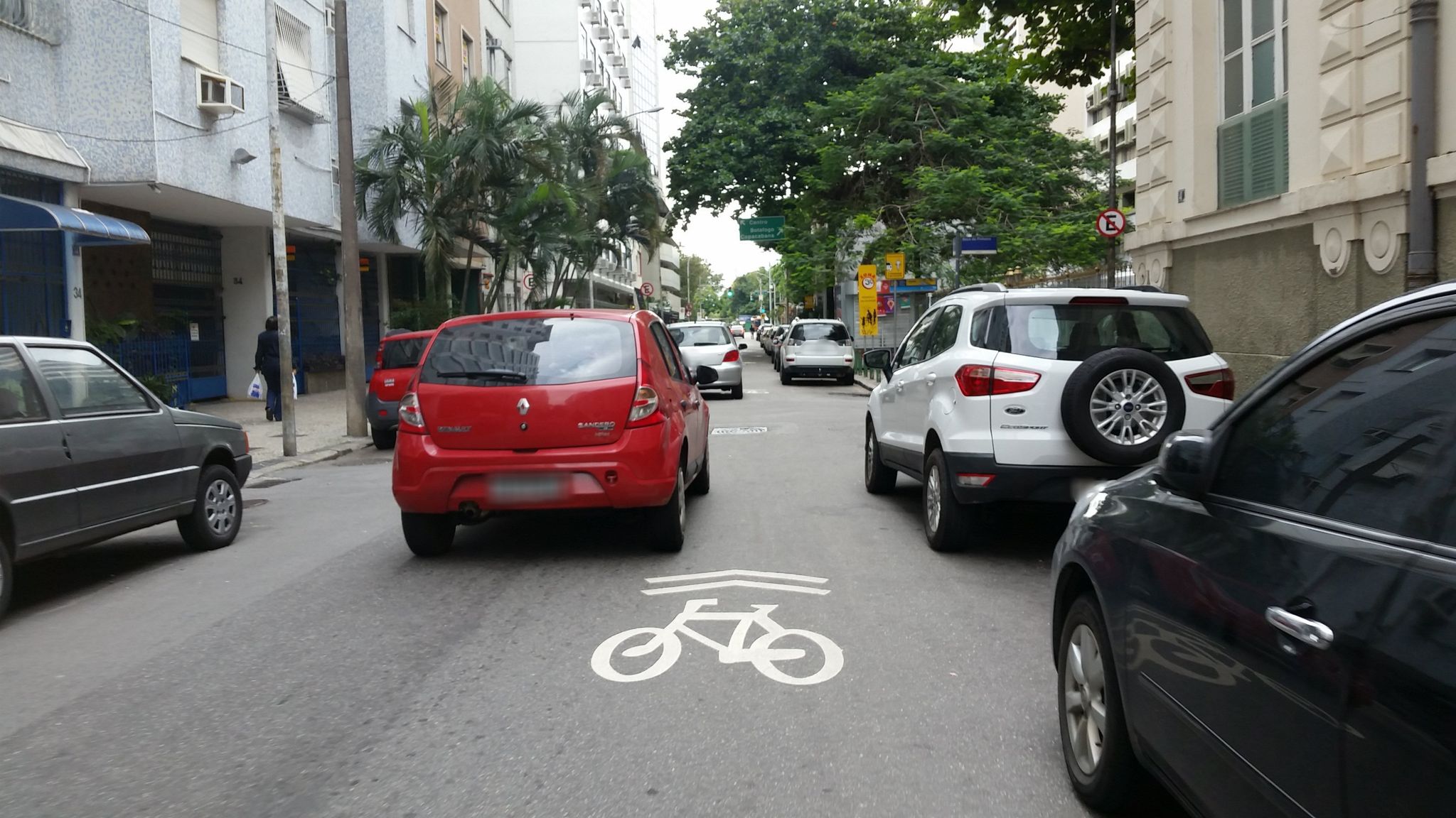 Street-level view near Edifício 9 de Julho, Catete