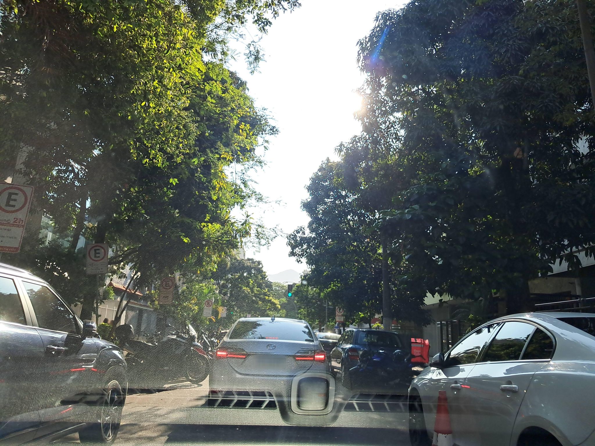 Street-level view near Edifício Abitira, Ipanema