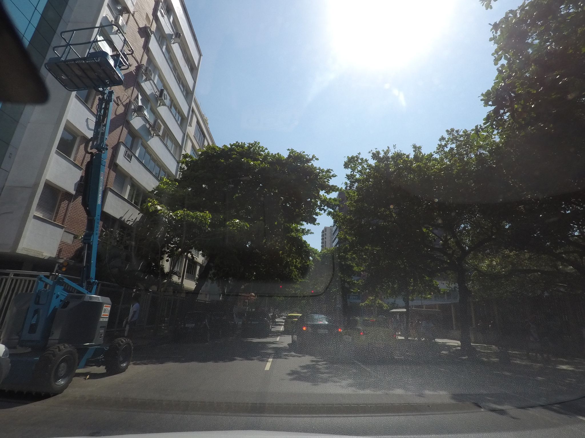 Street-level view near Edifício Acará, Ipanema
