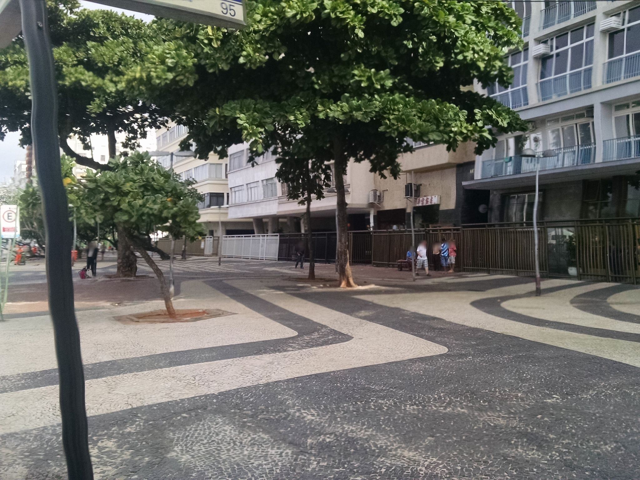 Street-level view near Edíficio Acaraí, Leme