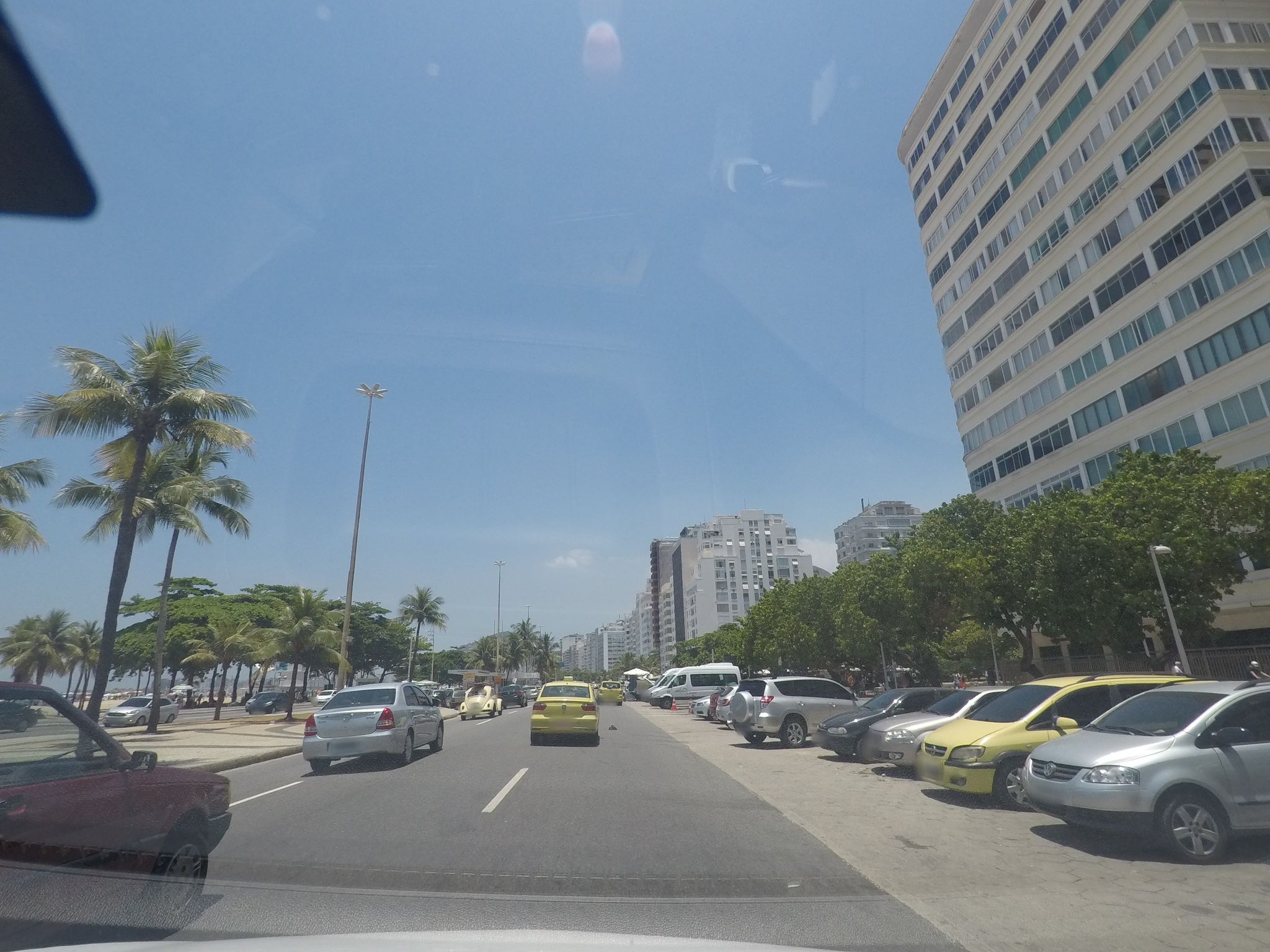 Street-level view near Edíficio Acaraí, Copacabana