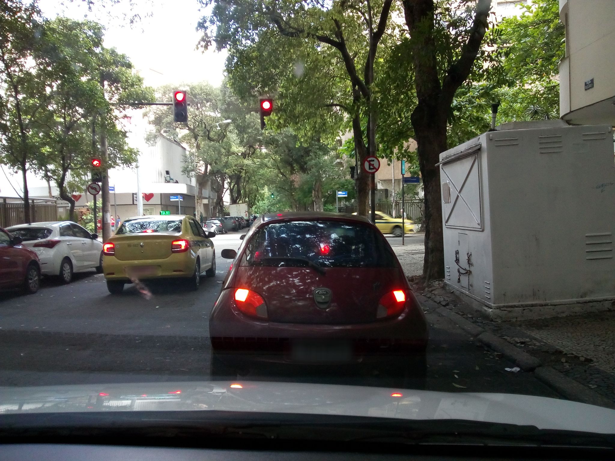 Street-level view near Edifício Acary, Ipanema