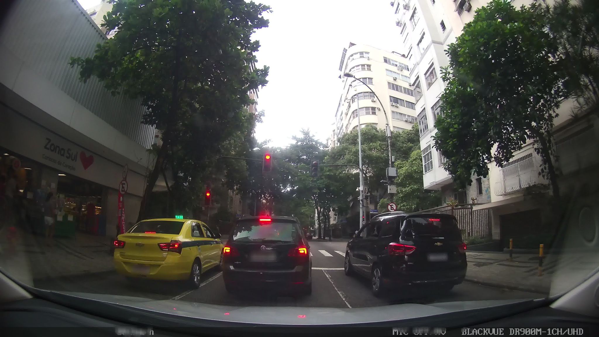Street-level view near Edifício Acary, Copacabana