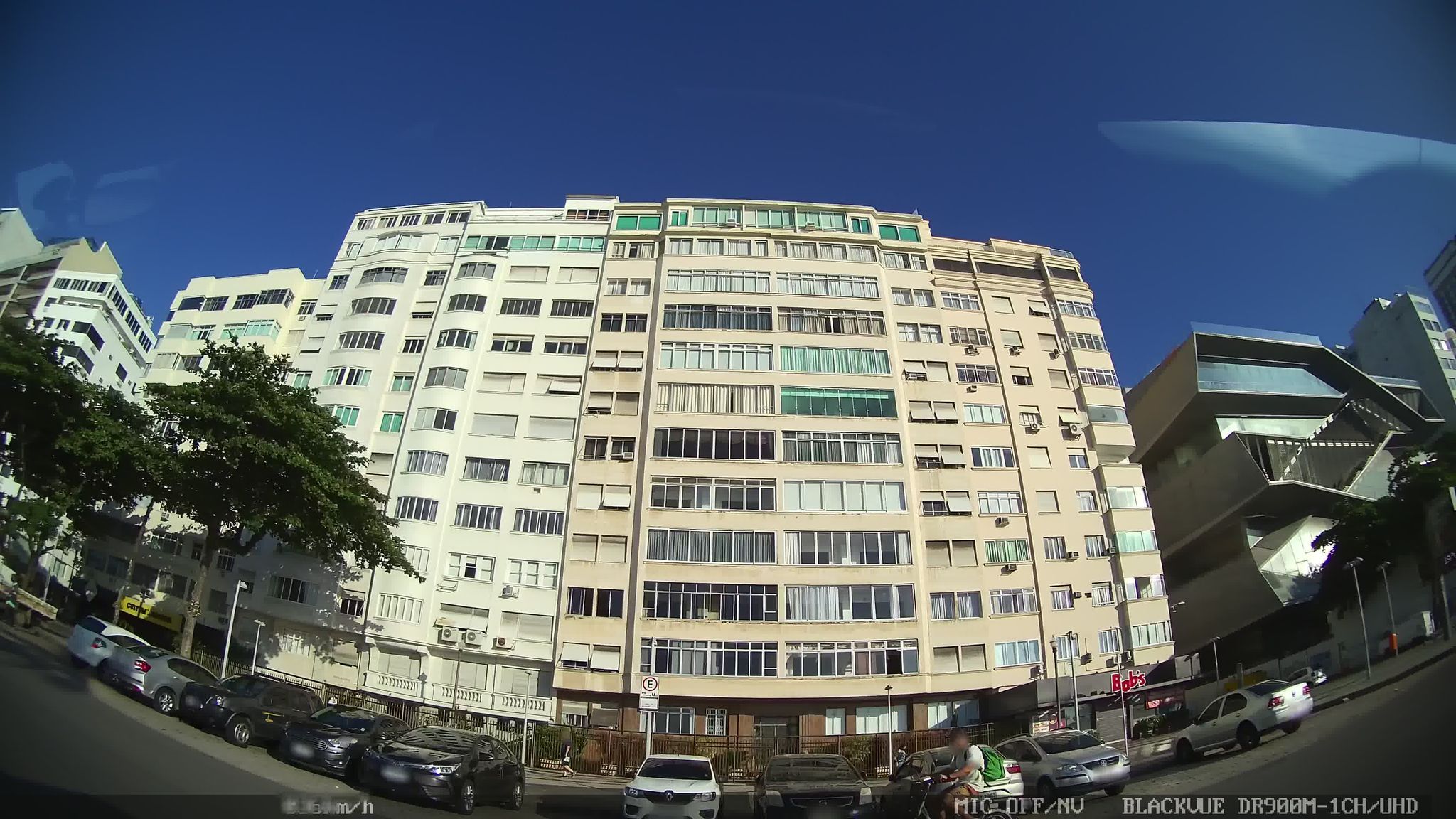 Street-level view near Edifício Achcar, Copacabana
