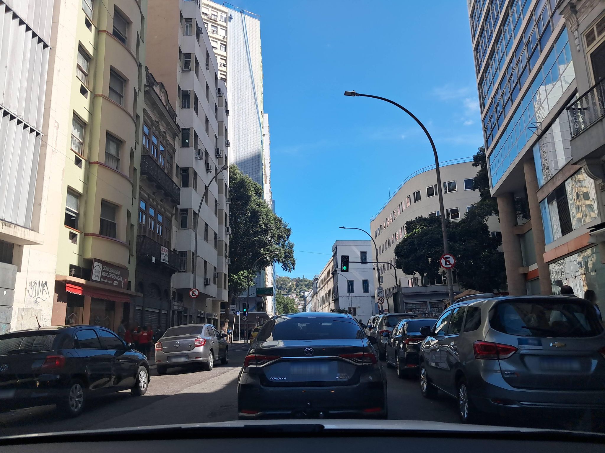 Street-level view near Edifício Acre, Centro