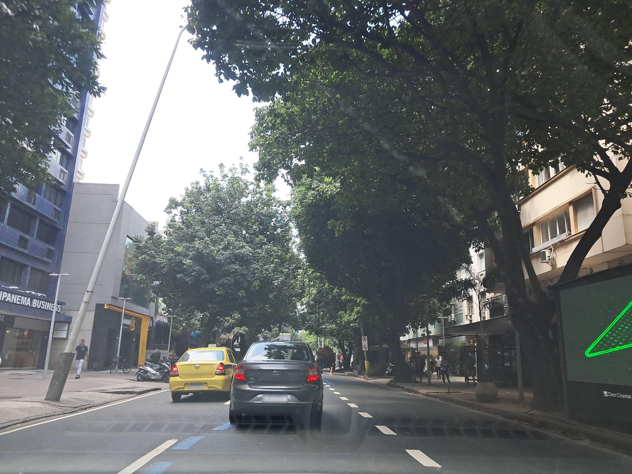 Street-level view near Edifício Adelaide, Ipanema