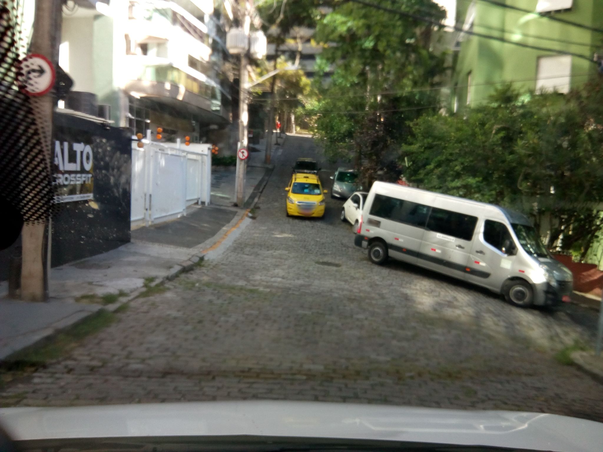 Street-level view near Edifício Adriana, Leblon